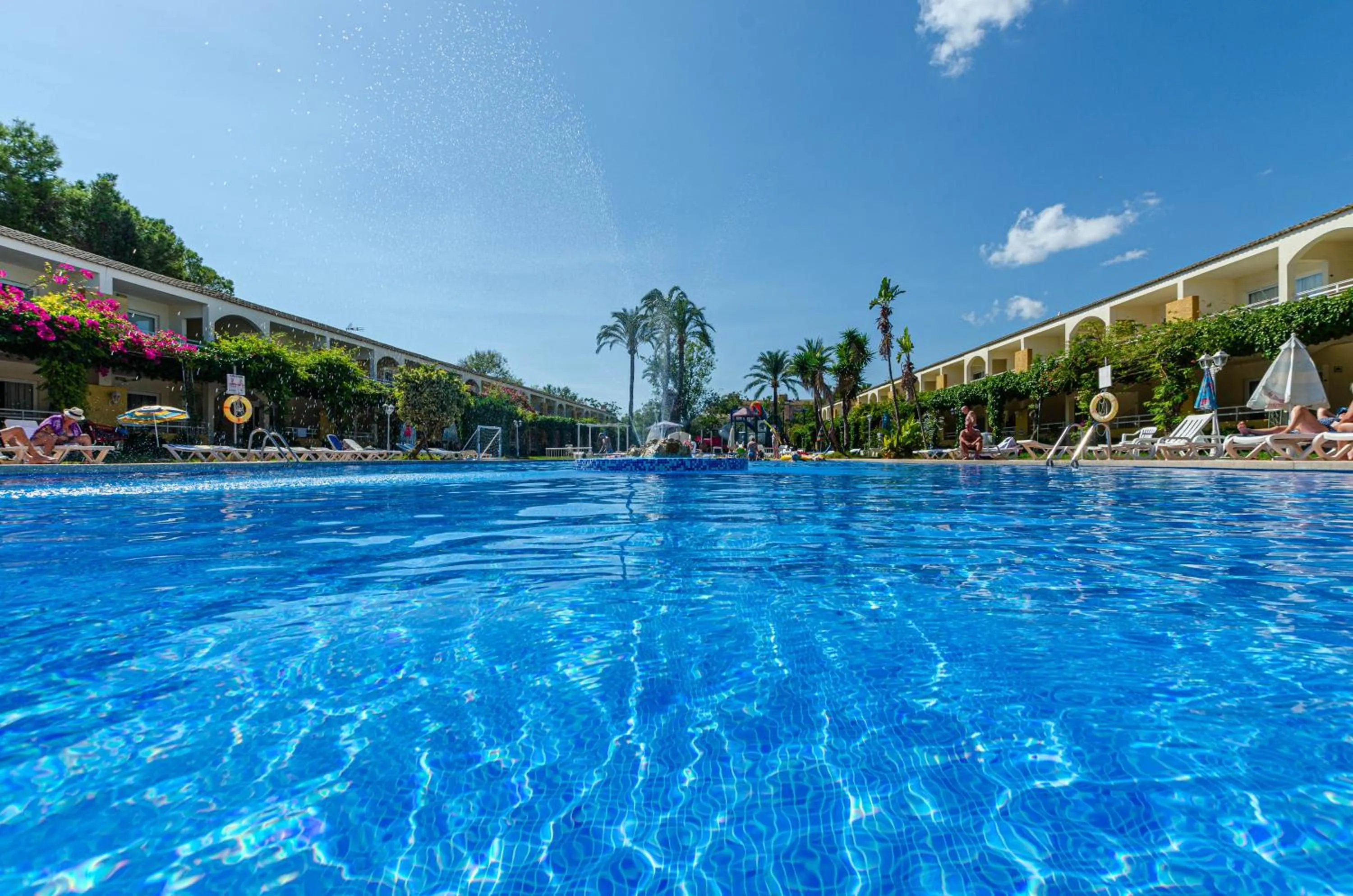 Swimming pool in Mariner Club