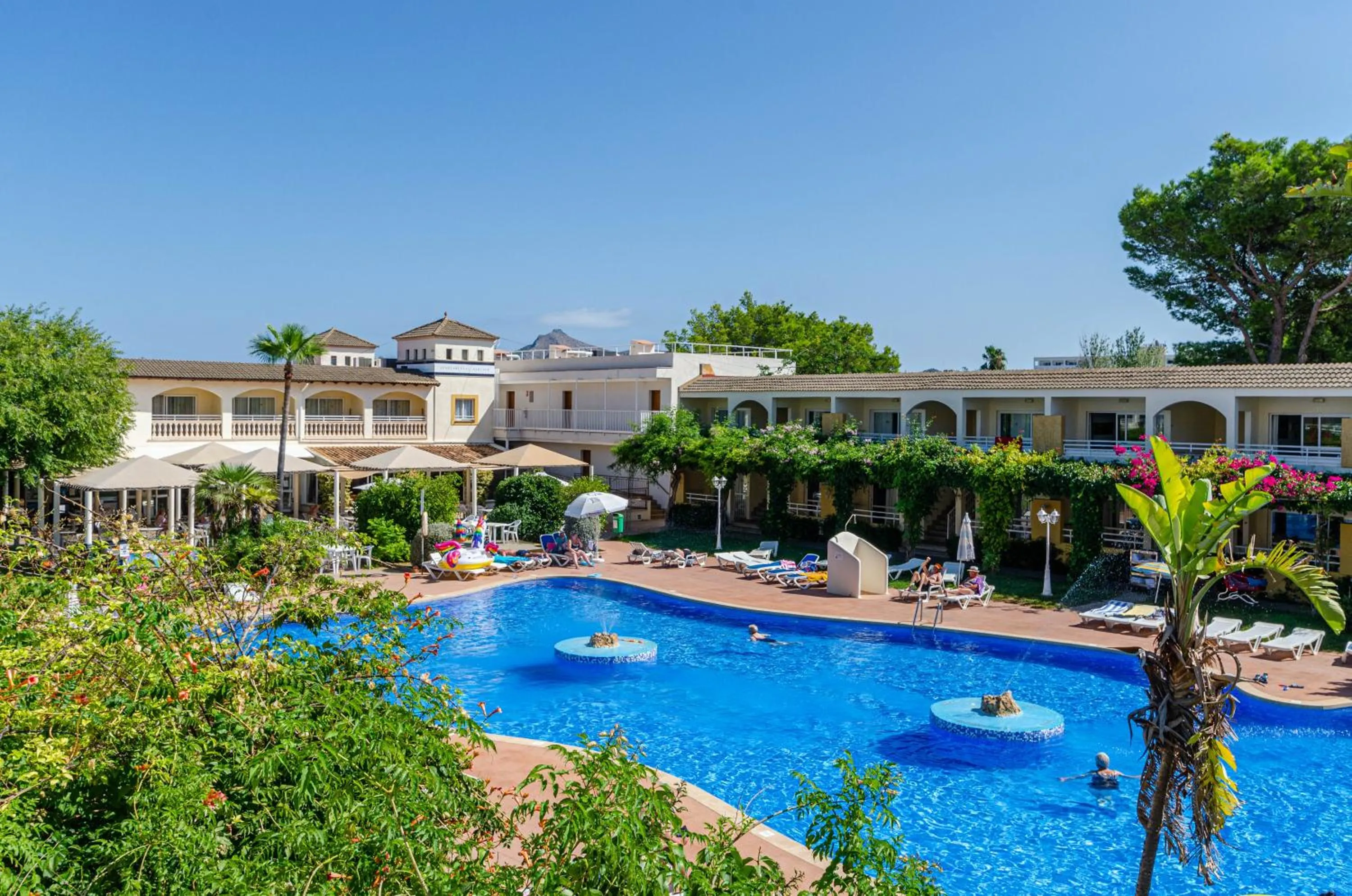 Swimming pool in Mariner Club