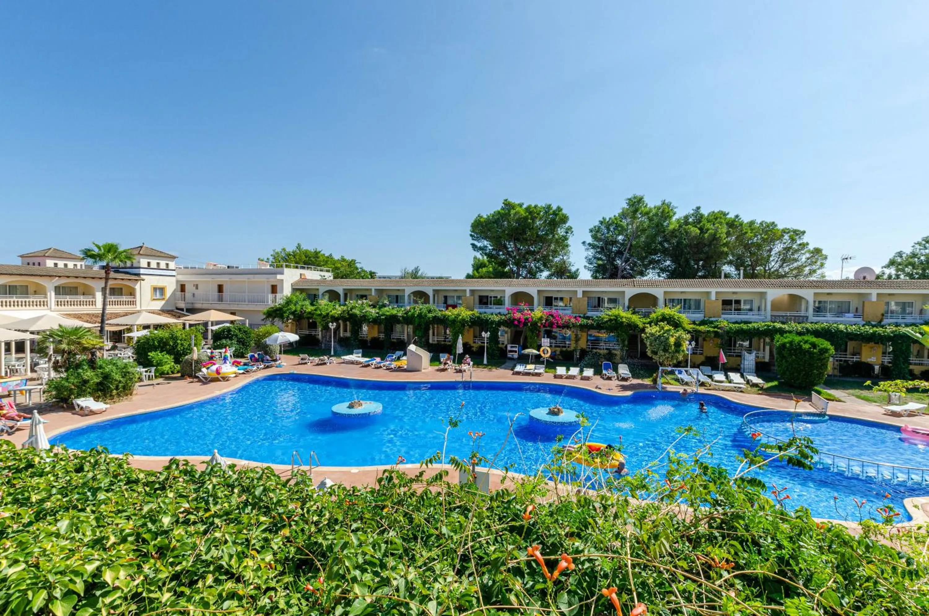 Swimming pool in Mariner Club