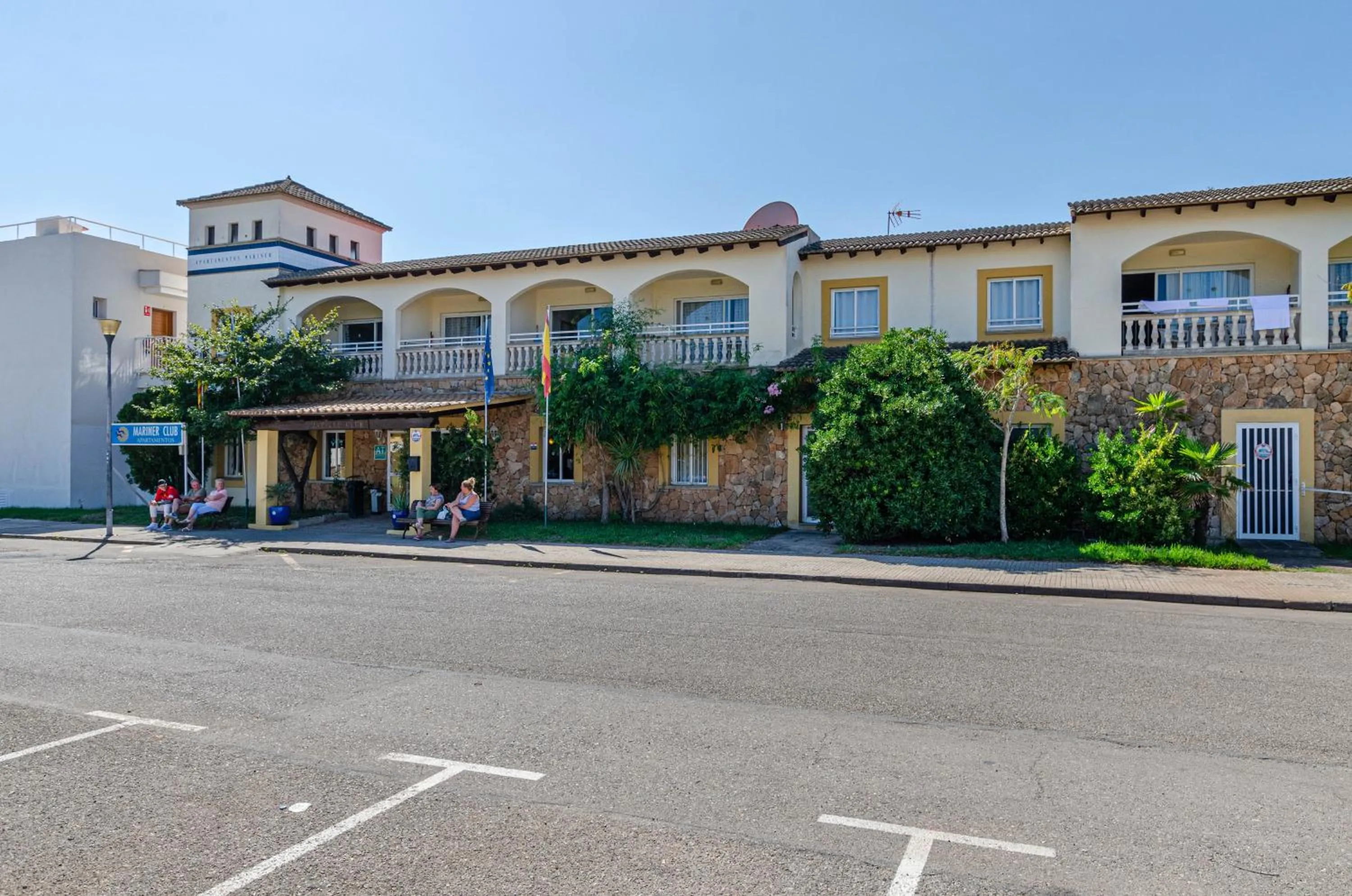 Facade/entrance in Mariner Club