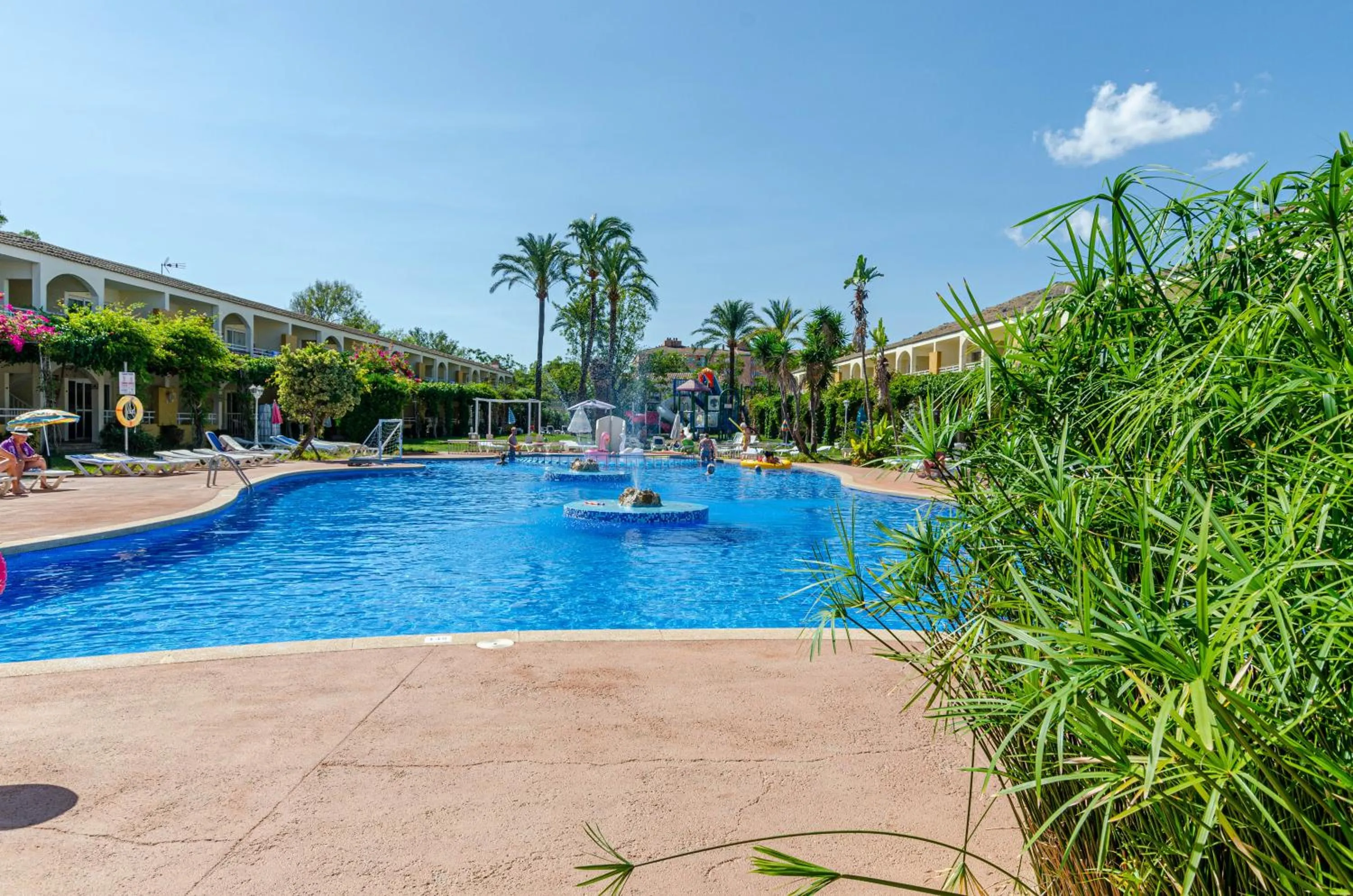 Swimming pool in Mariner Club