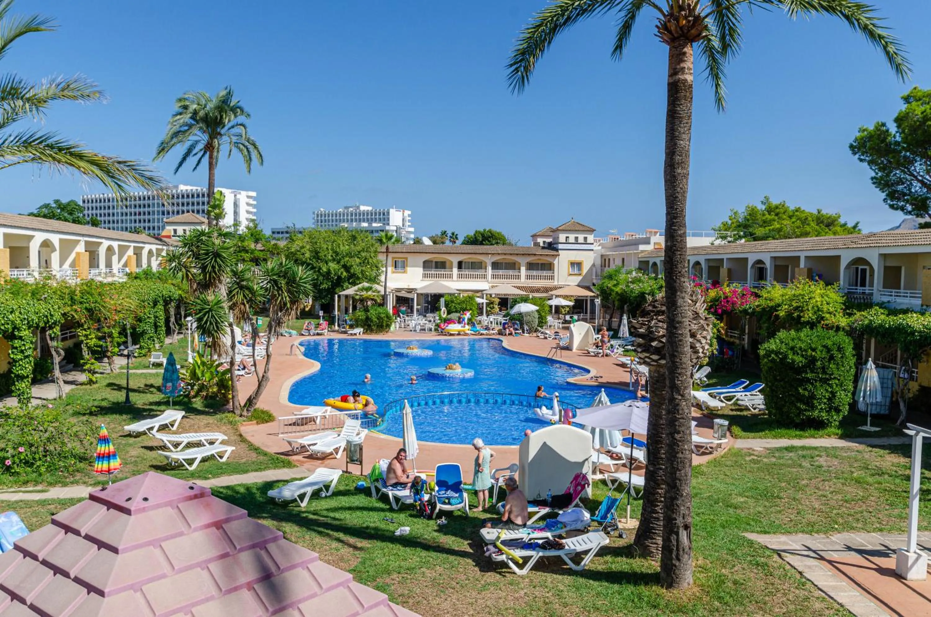 Swimming pool in Mariner Club