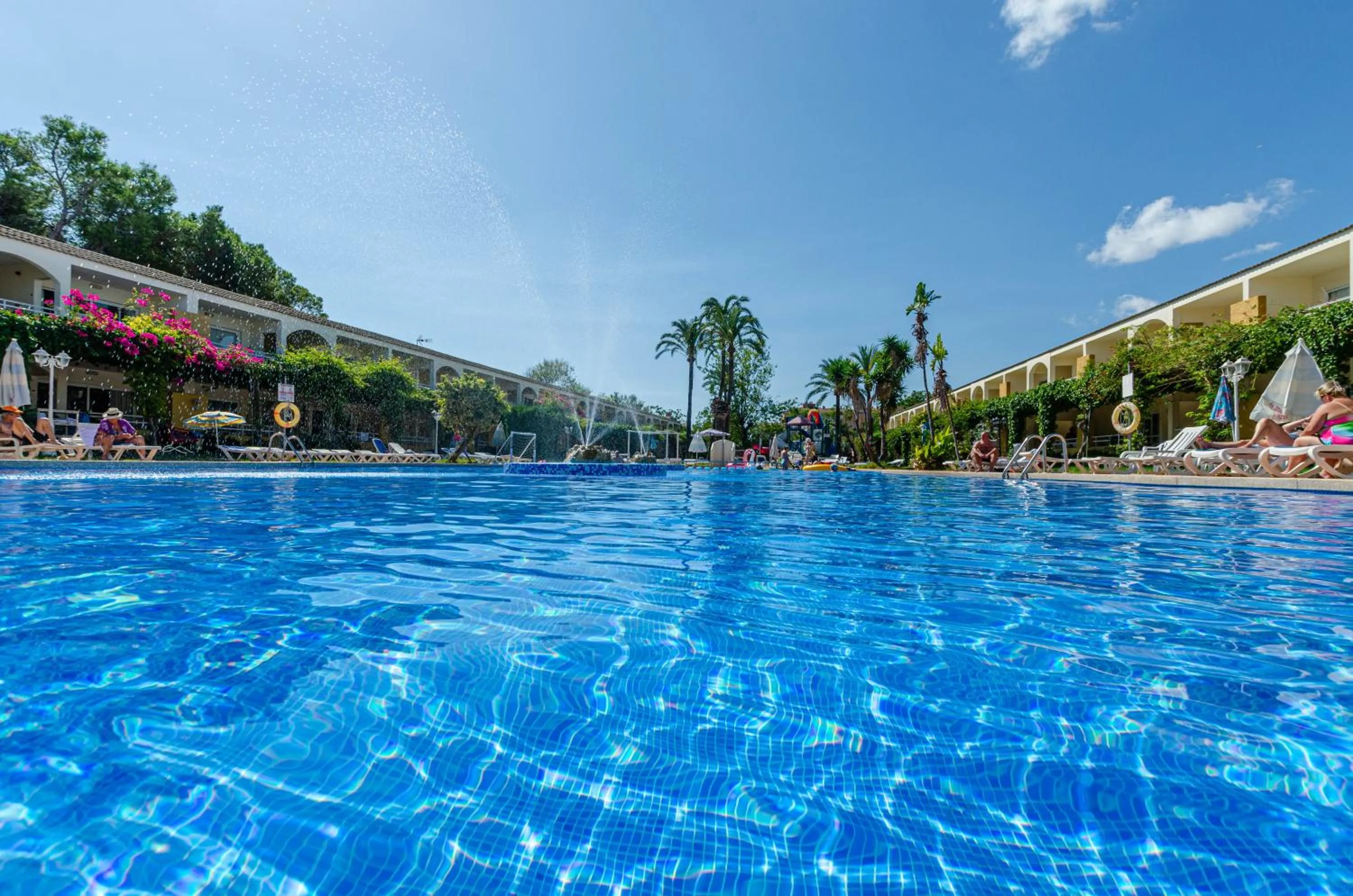 Swimming pool in Mariner Club