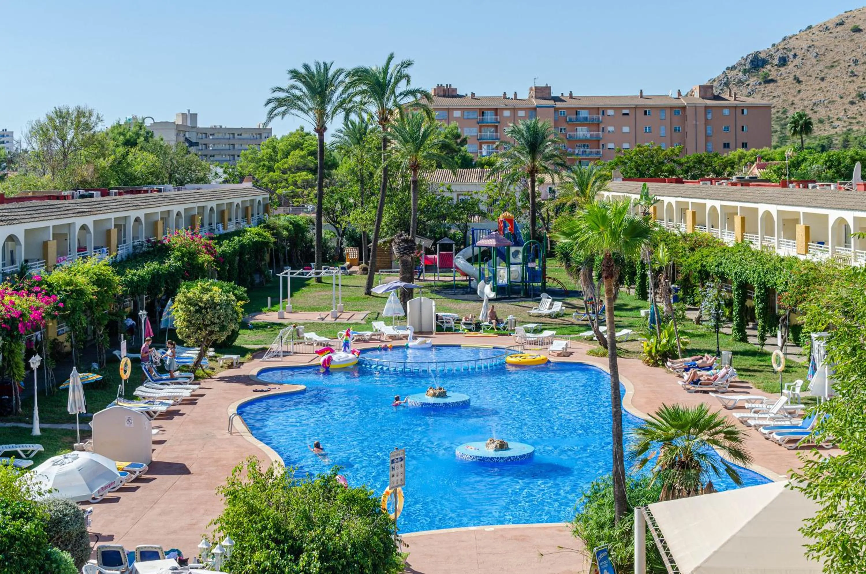 Swimming pool in Mariner Club