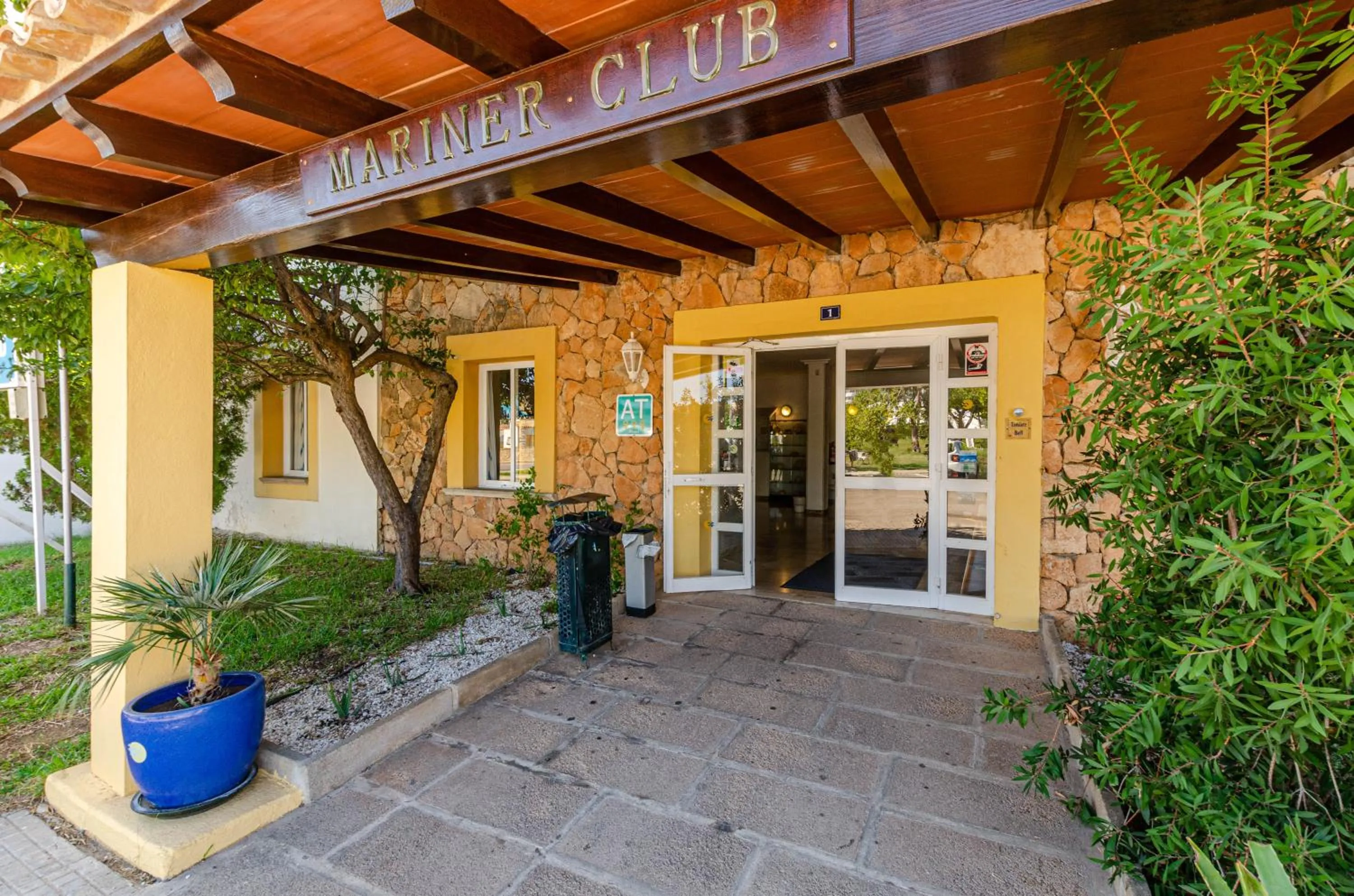 Facade/entrance in Mariner Club