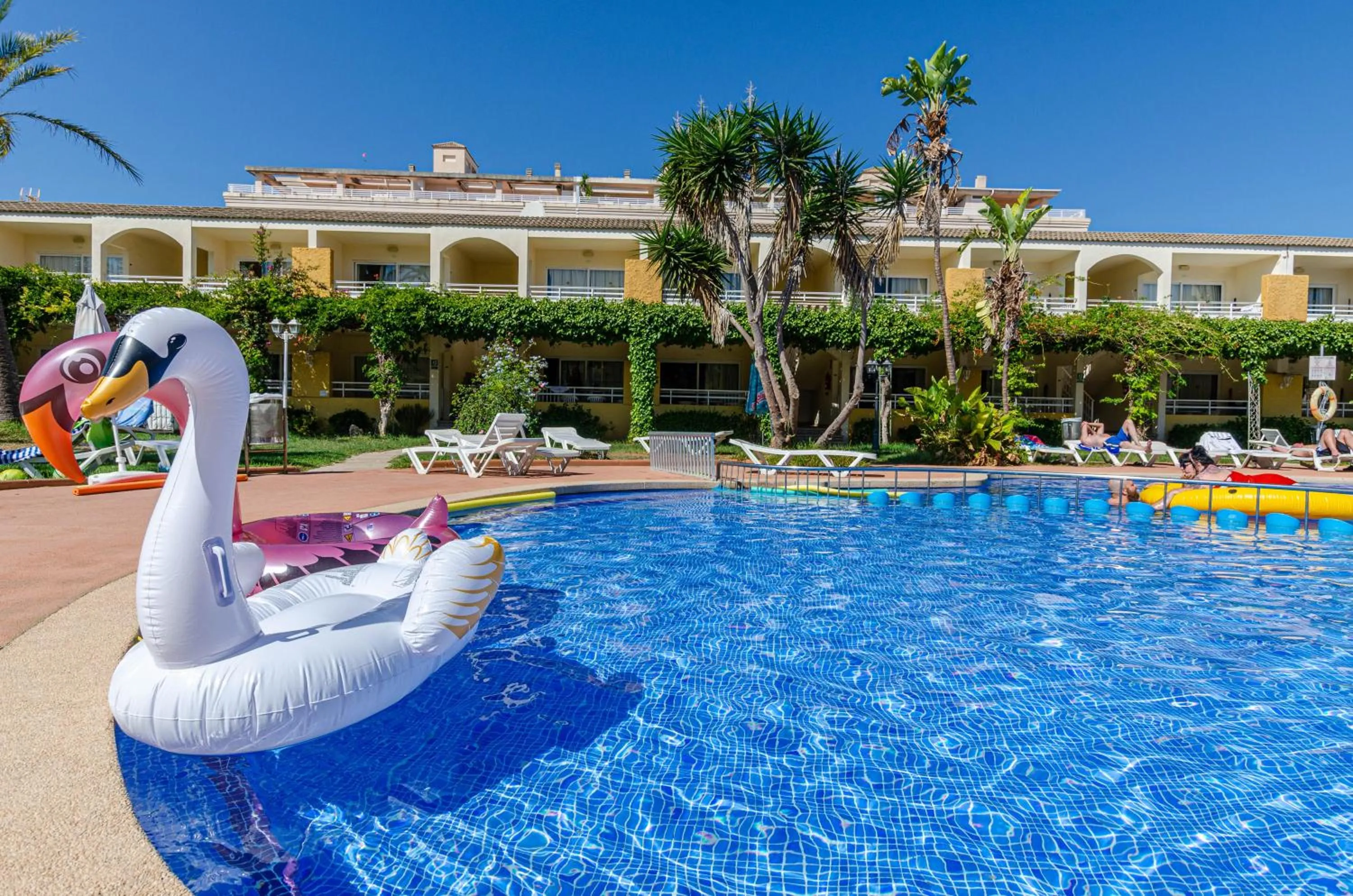 Swimming pool in Mariner Club
