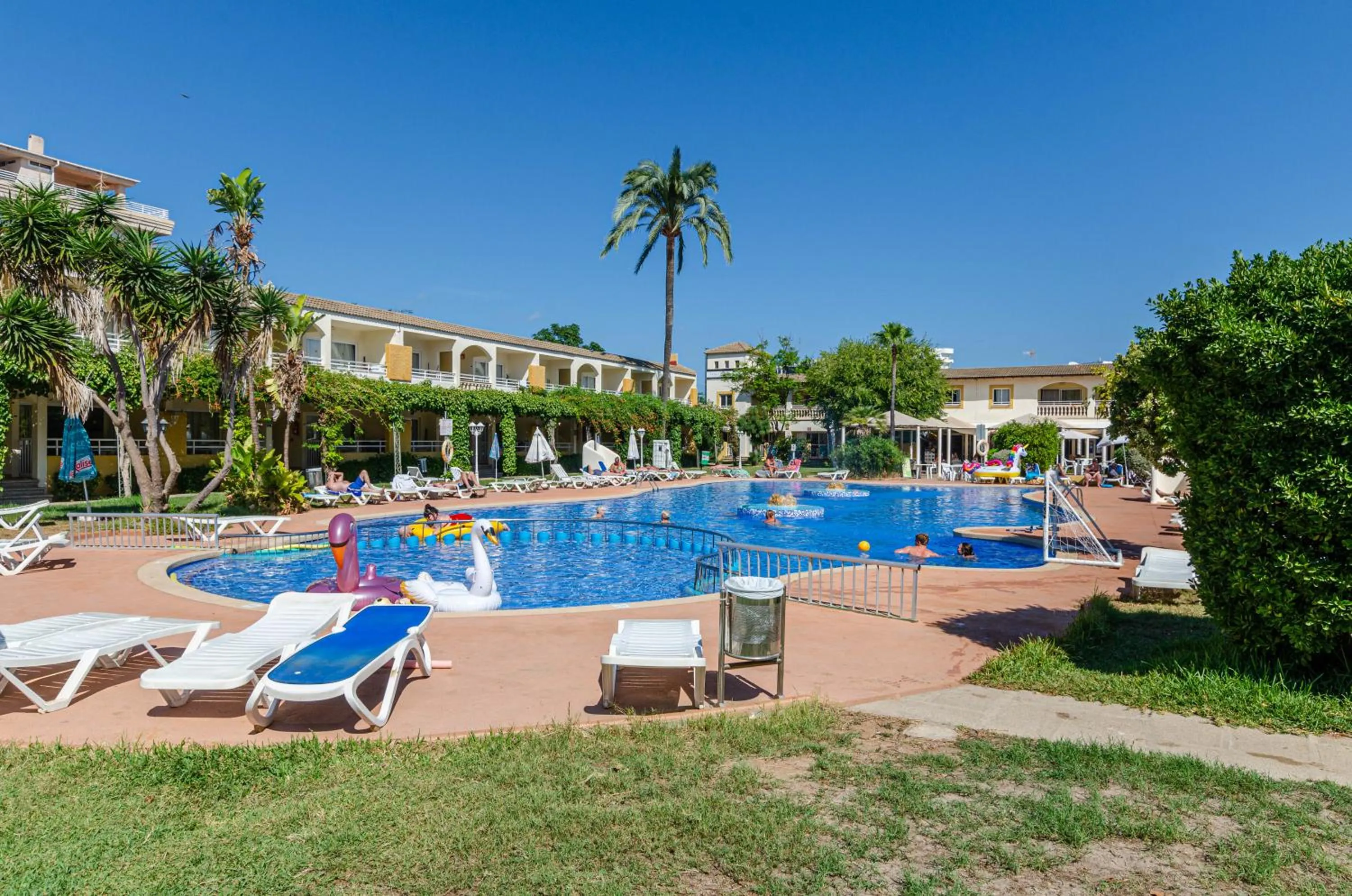 Swimming pool in Mariner Club