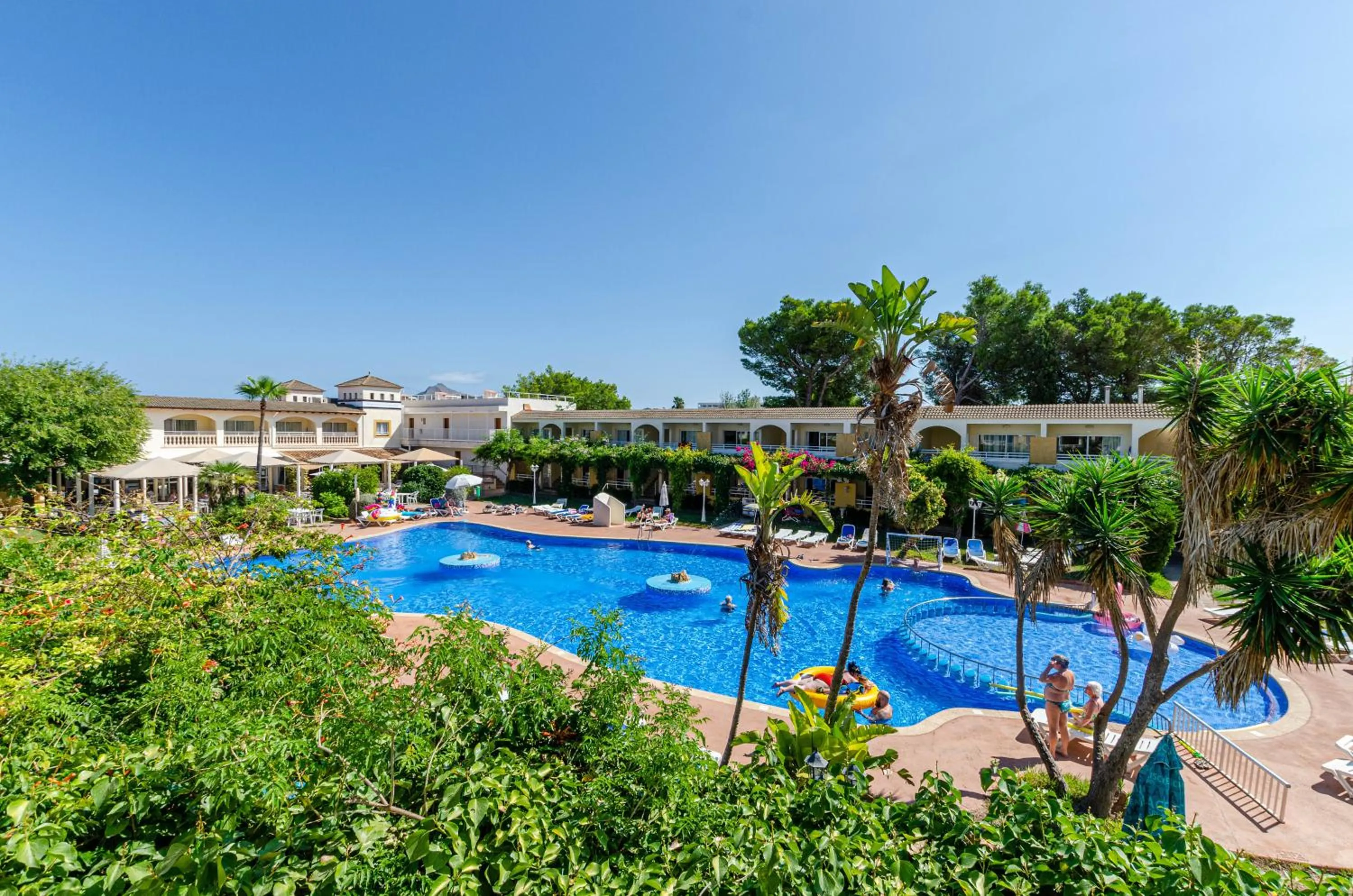 Swimming pool in Mariner Club