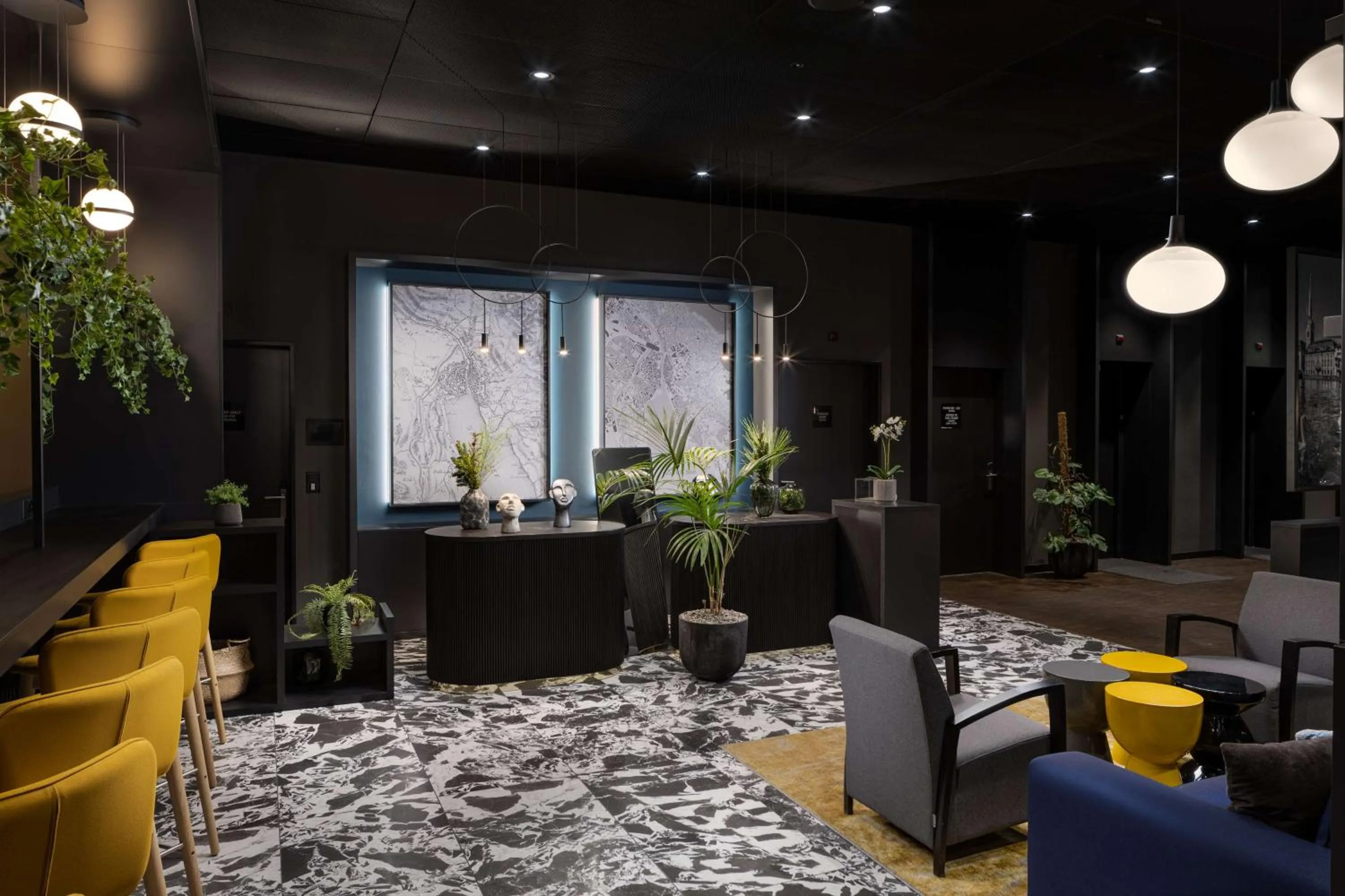 Communal lounge/ TV room in Radisson Hotel & Suites Zurich