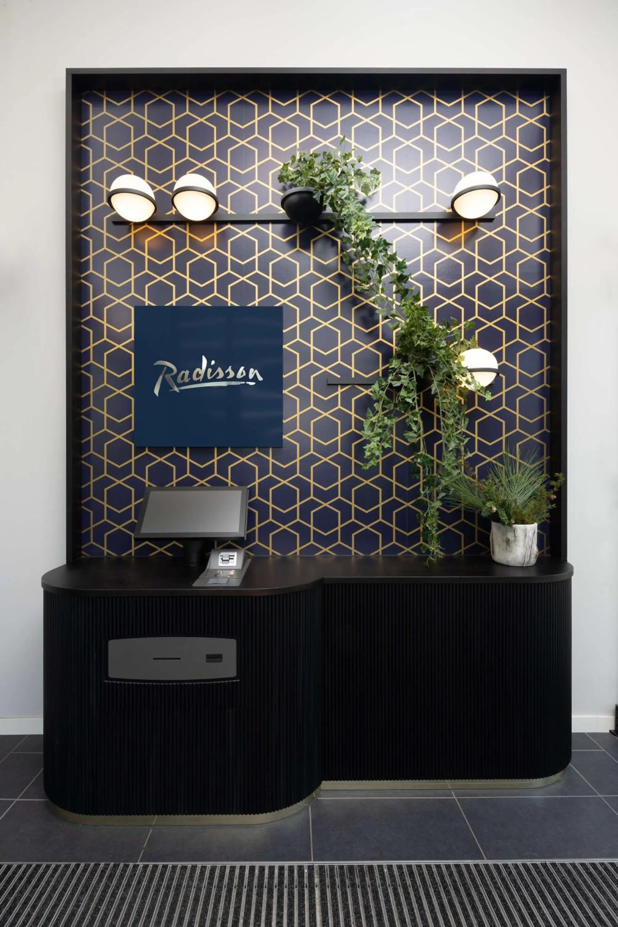 Communal lounge/ TV room in Radisson Hotel & Suites Zurich