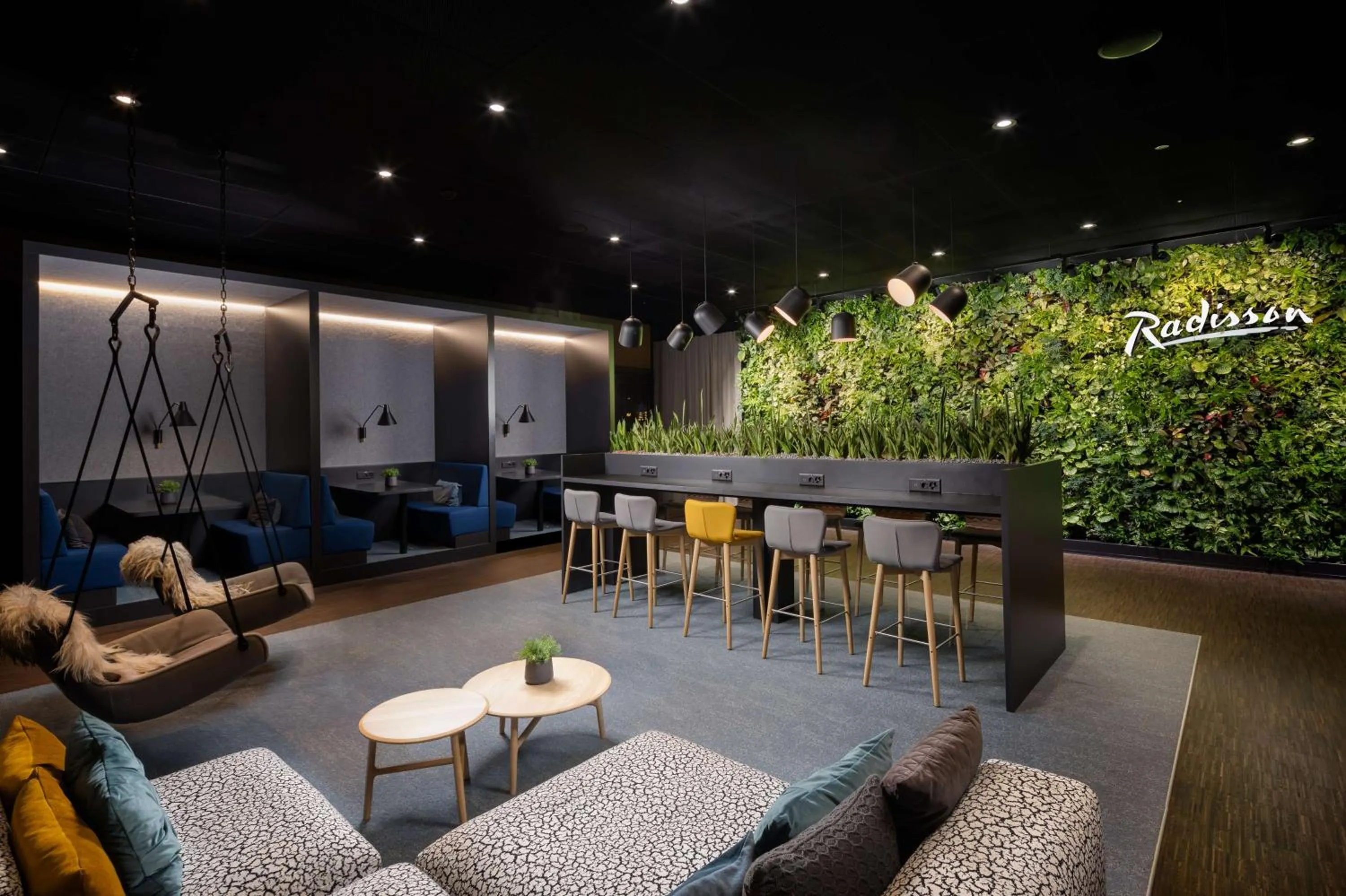 Communal lounge/ TV room in Radisson Hotel & Suites Zurich