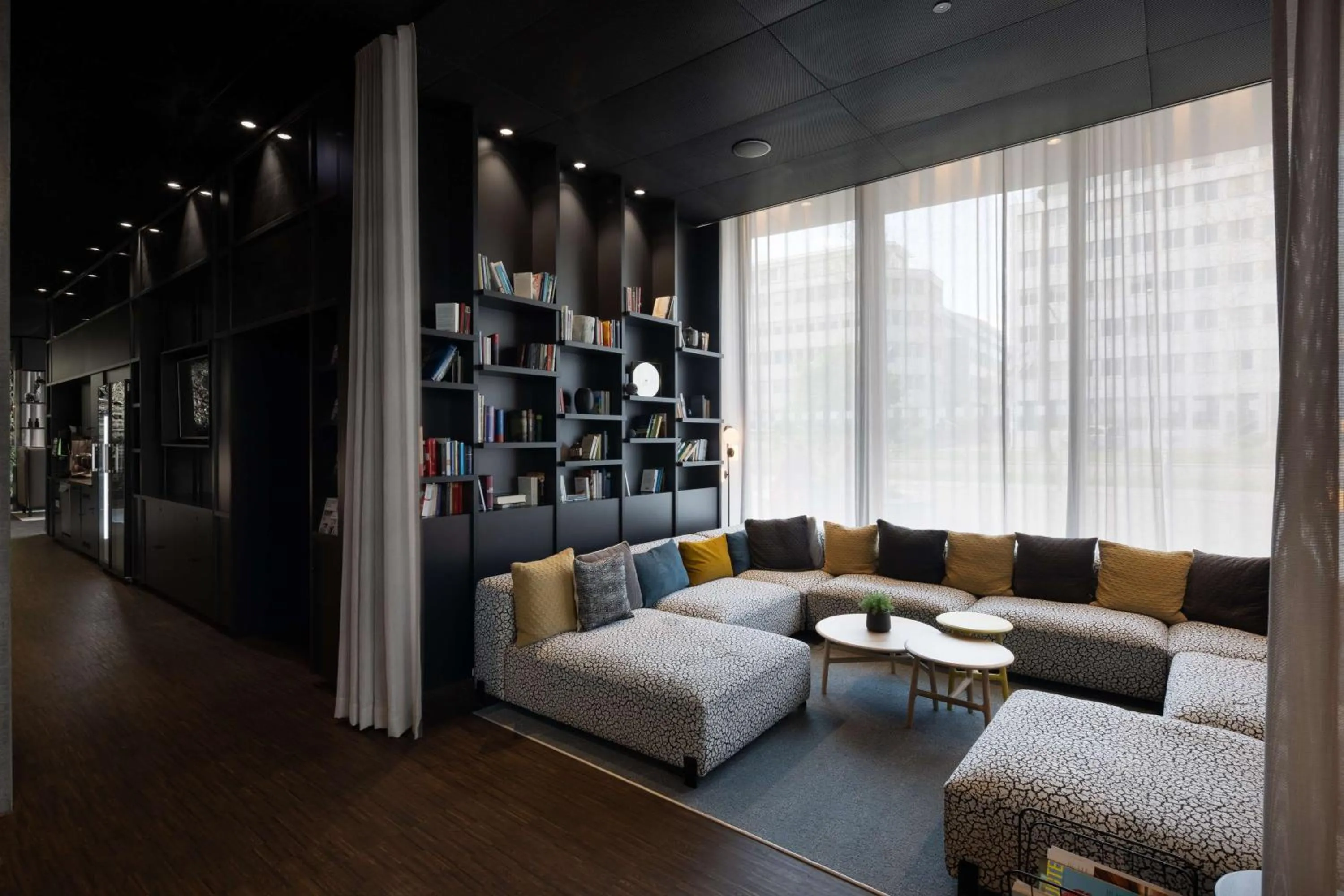 Communal lounge/ TV room in Radisson Hotel & Suites Zurich