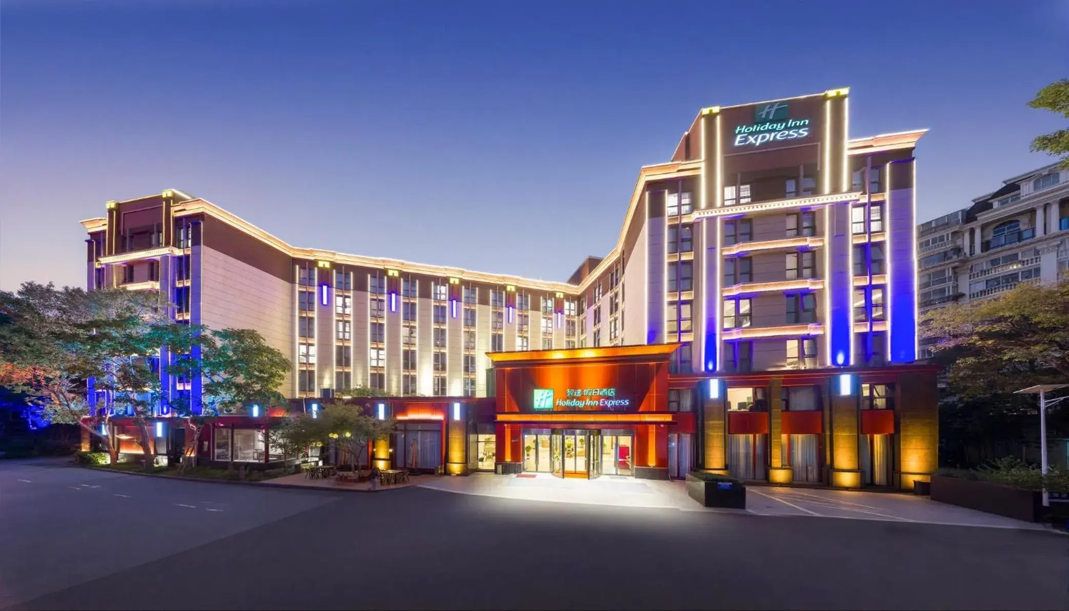 Property building in Holiday Inn Express Shanghai Putuo by IHG Property building in Holiday Inn Express Shanghai Putuo by IHG