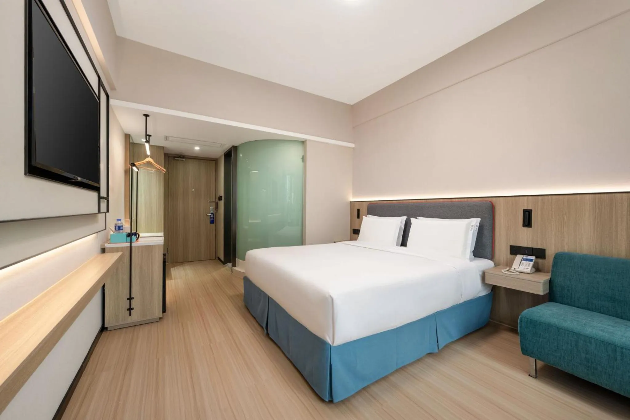 Photo of the whole room, Bed in Holiday Inn Express Shanghai Putuo by IHG