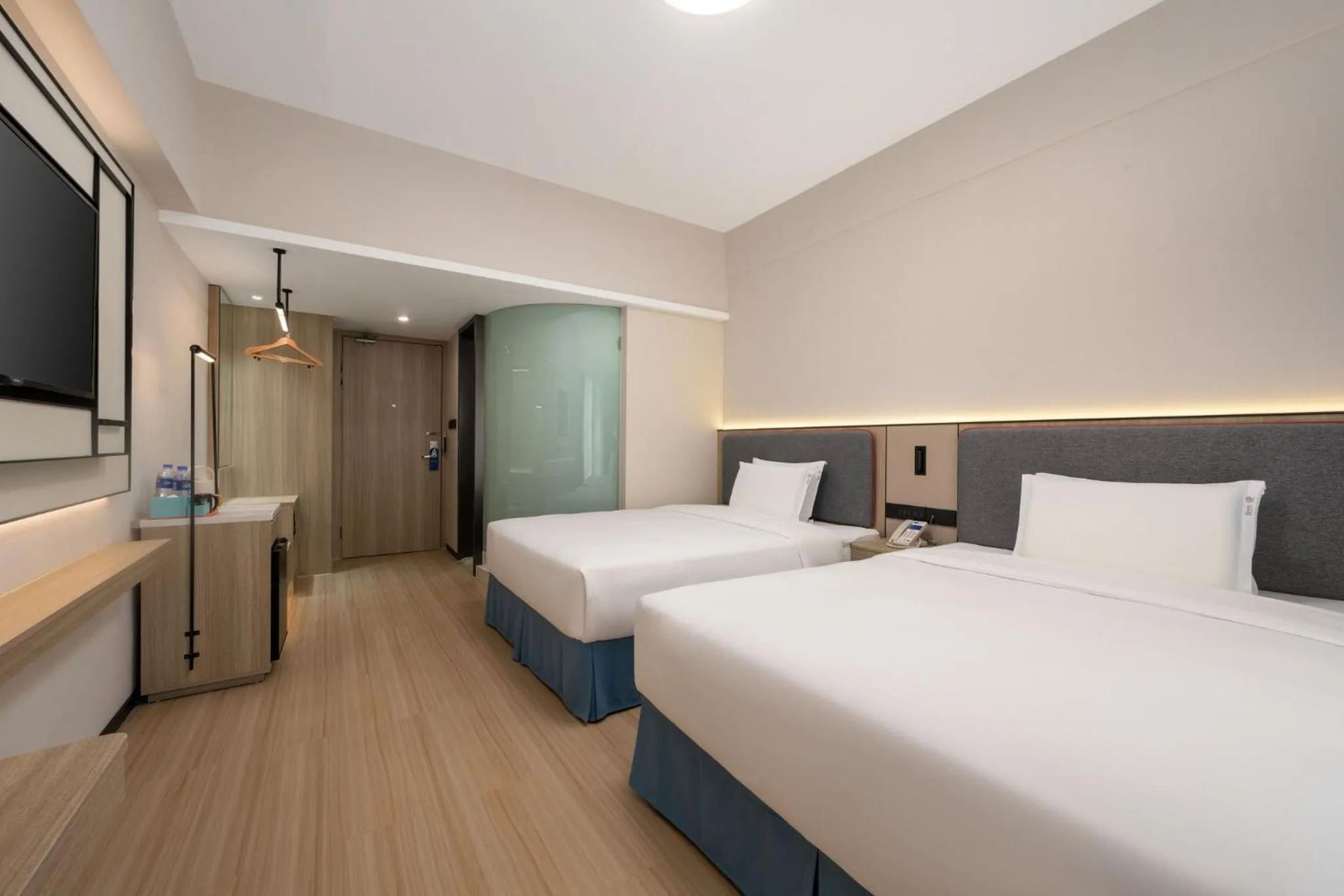 Photo of the whole room, Bed in Holiday Inn Express Shanghai Putuo by IHG
