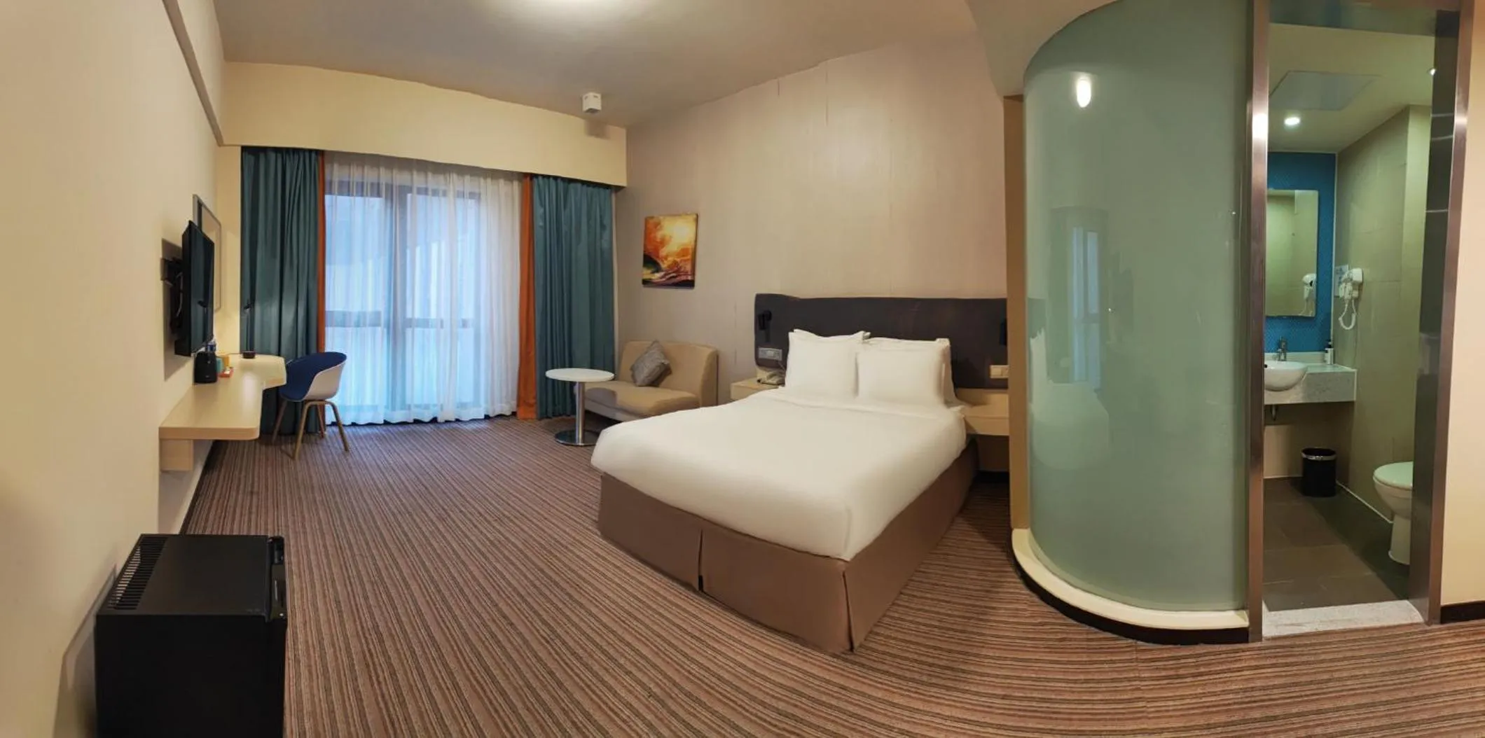 Photo of the whole room, Bed in Holiday Inn Express Shanghai Putuo by IHG