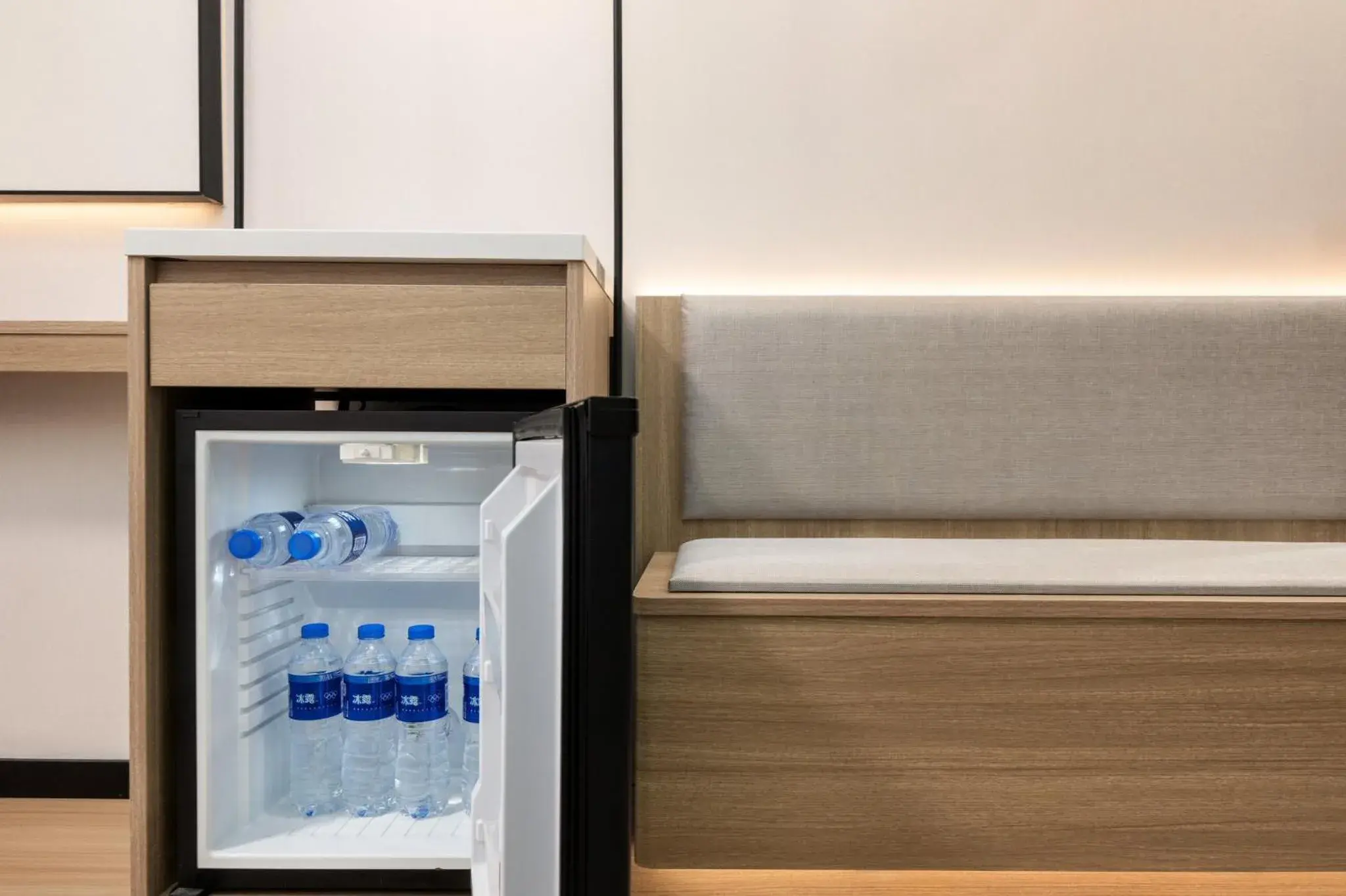 Photo of the whole room in Holiday Inn Express Shanghai Putuo by IHG Photo of the whole room in Holiday Inn Express Shanghai Putuo by IHG