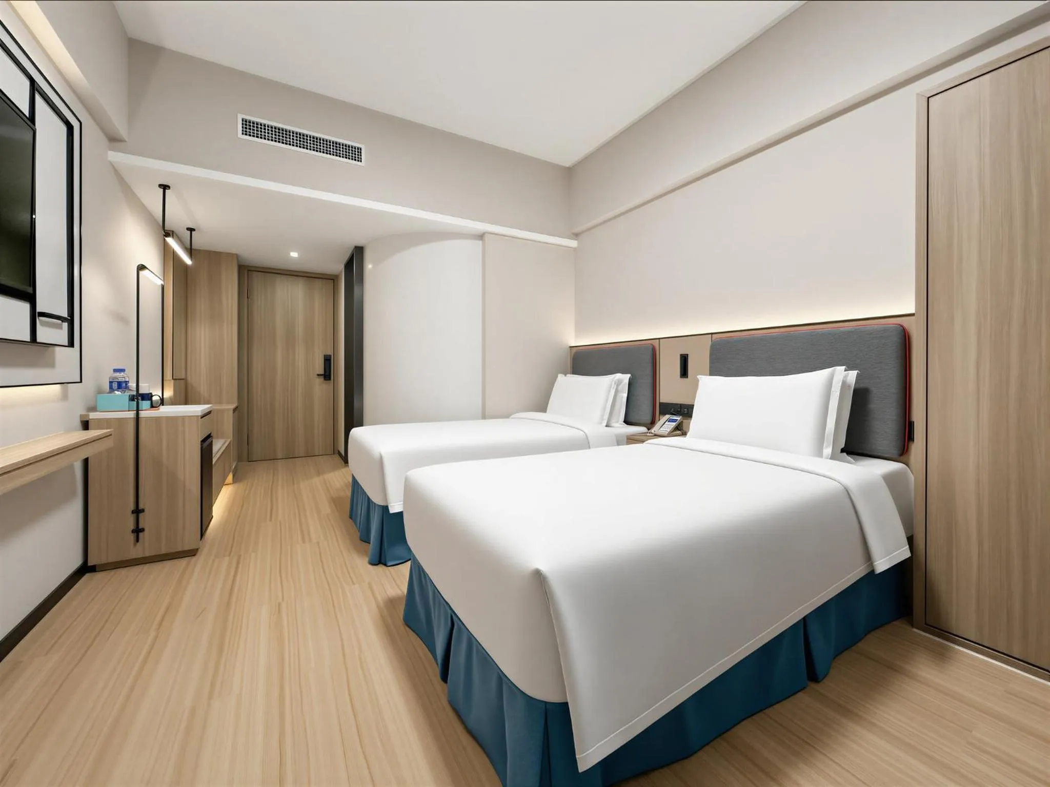 Photo of the whole room, Bed in Holiday Inn Express Shanghai Putuo by IHG