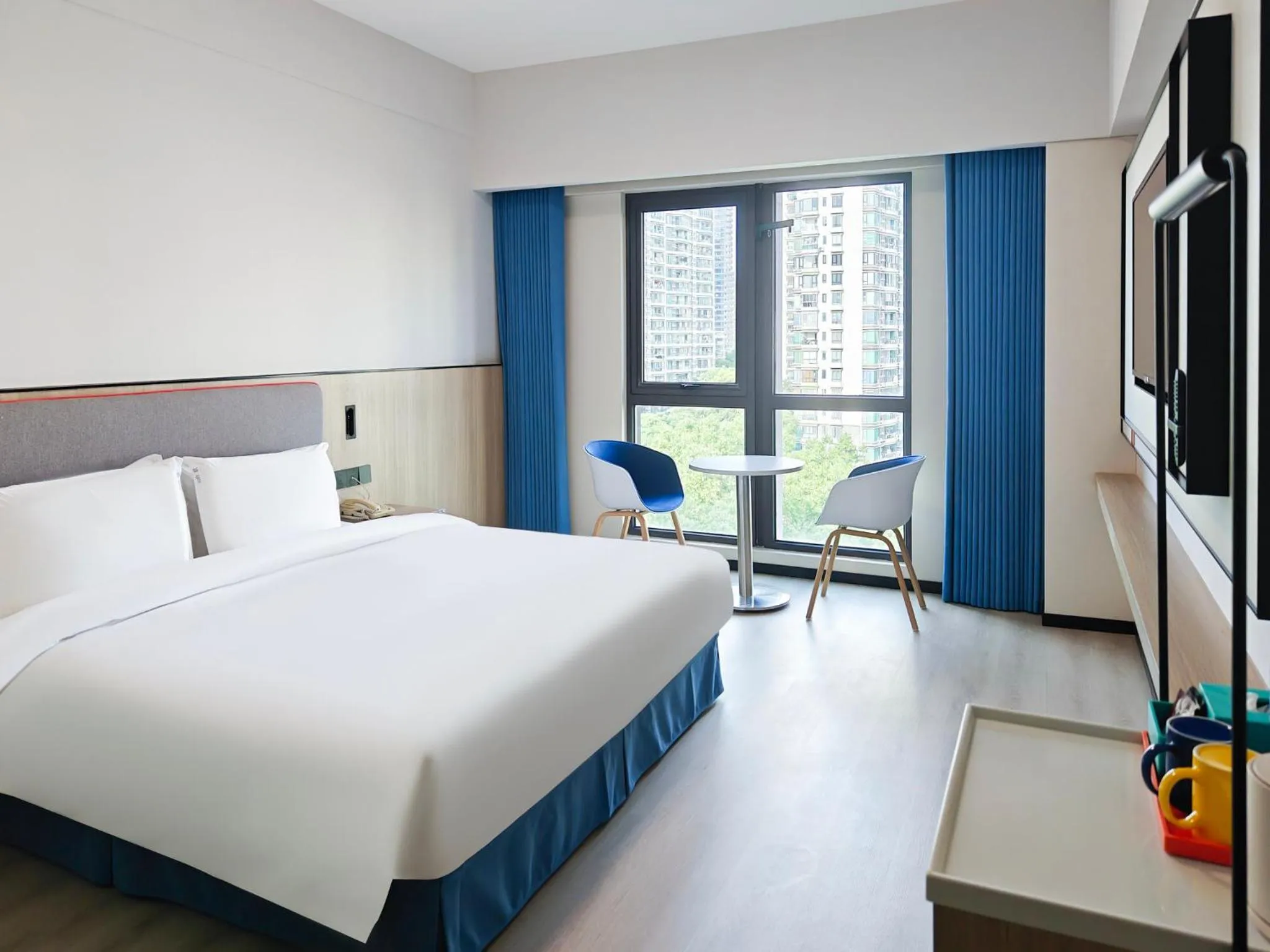 Photo of the whole room, Bed in Holiday Inn Express Shanghai Putuo by IHG