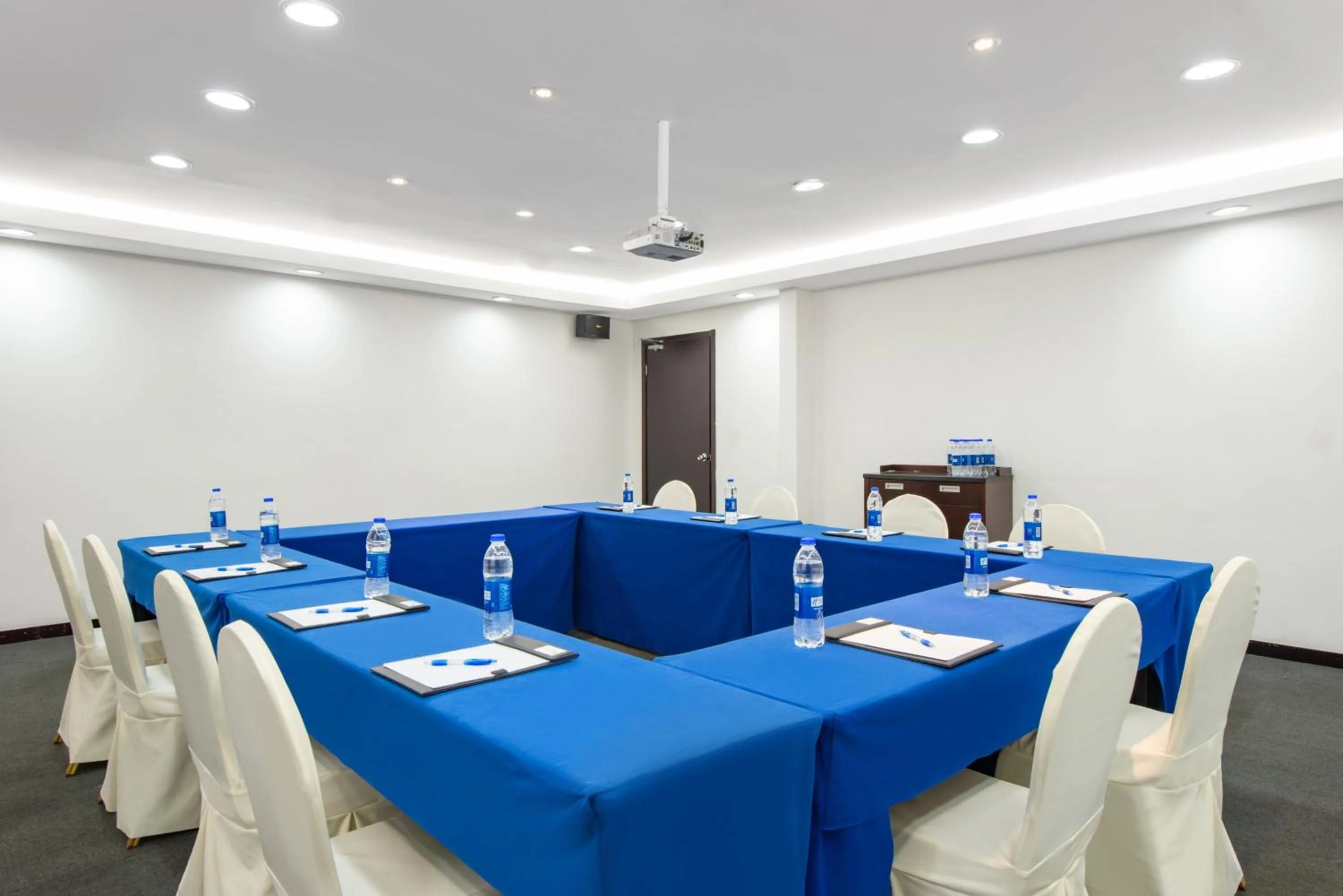 Meeting/conference room in Holiday Inn Express Shanghai Putuo by IHG