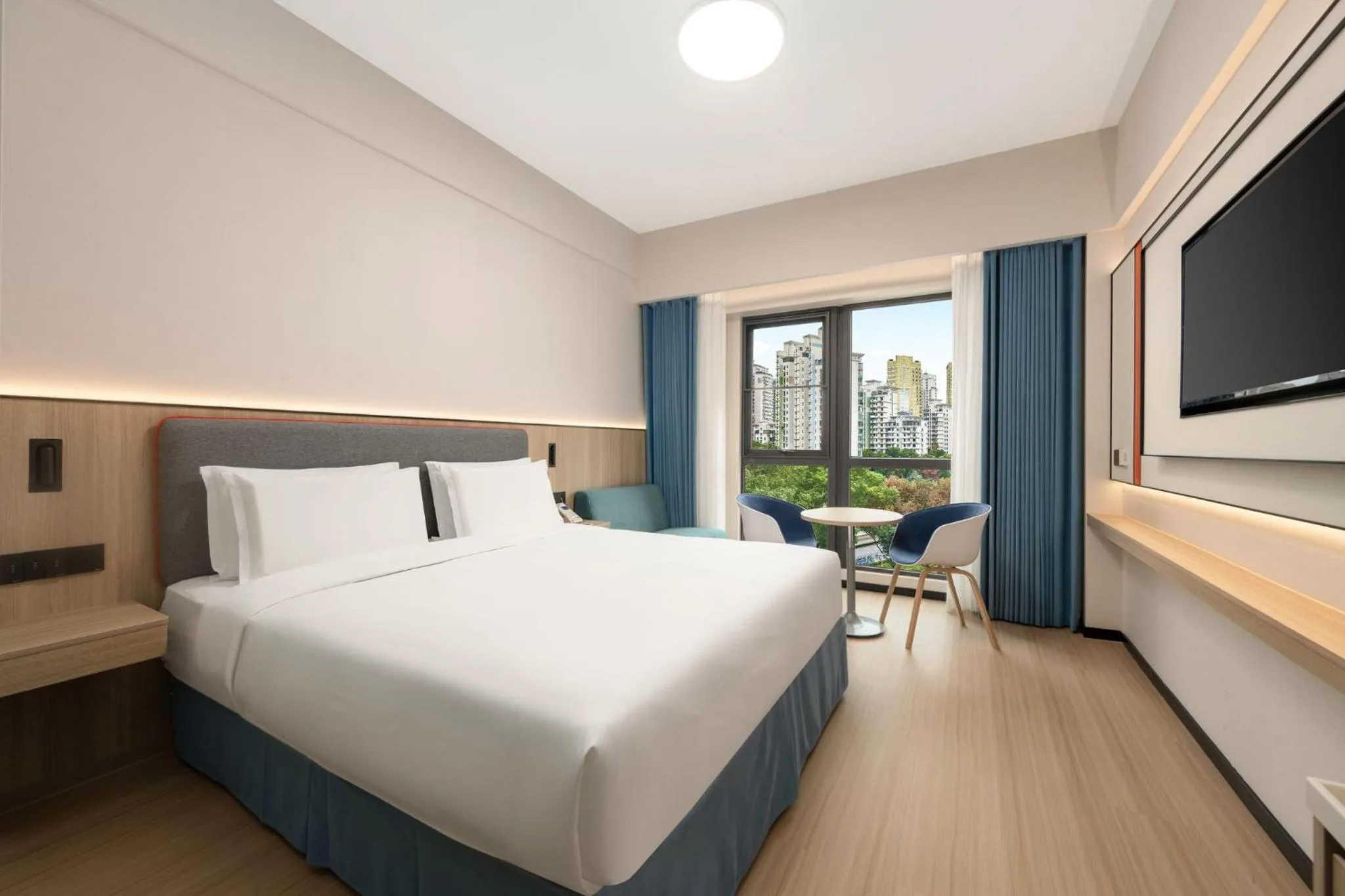 Photo of the whole room, Bed in Holiday Inn Express Shanghai Putuo by IHG