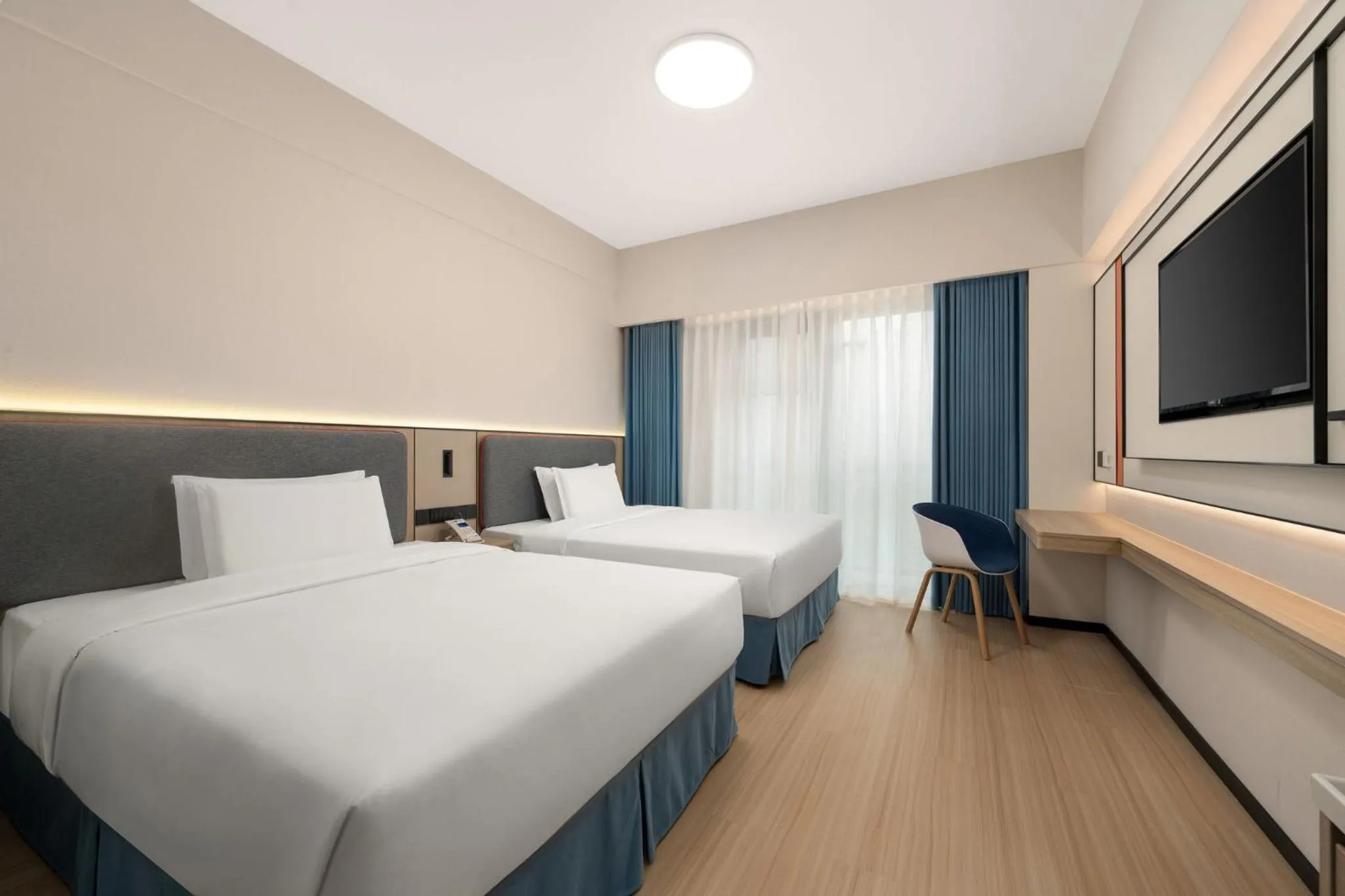 Photo of the whole room, Bed in Holiday Inn Express Shanghai Putuo by IHG