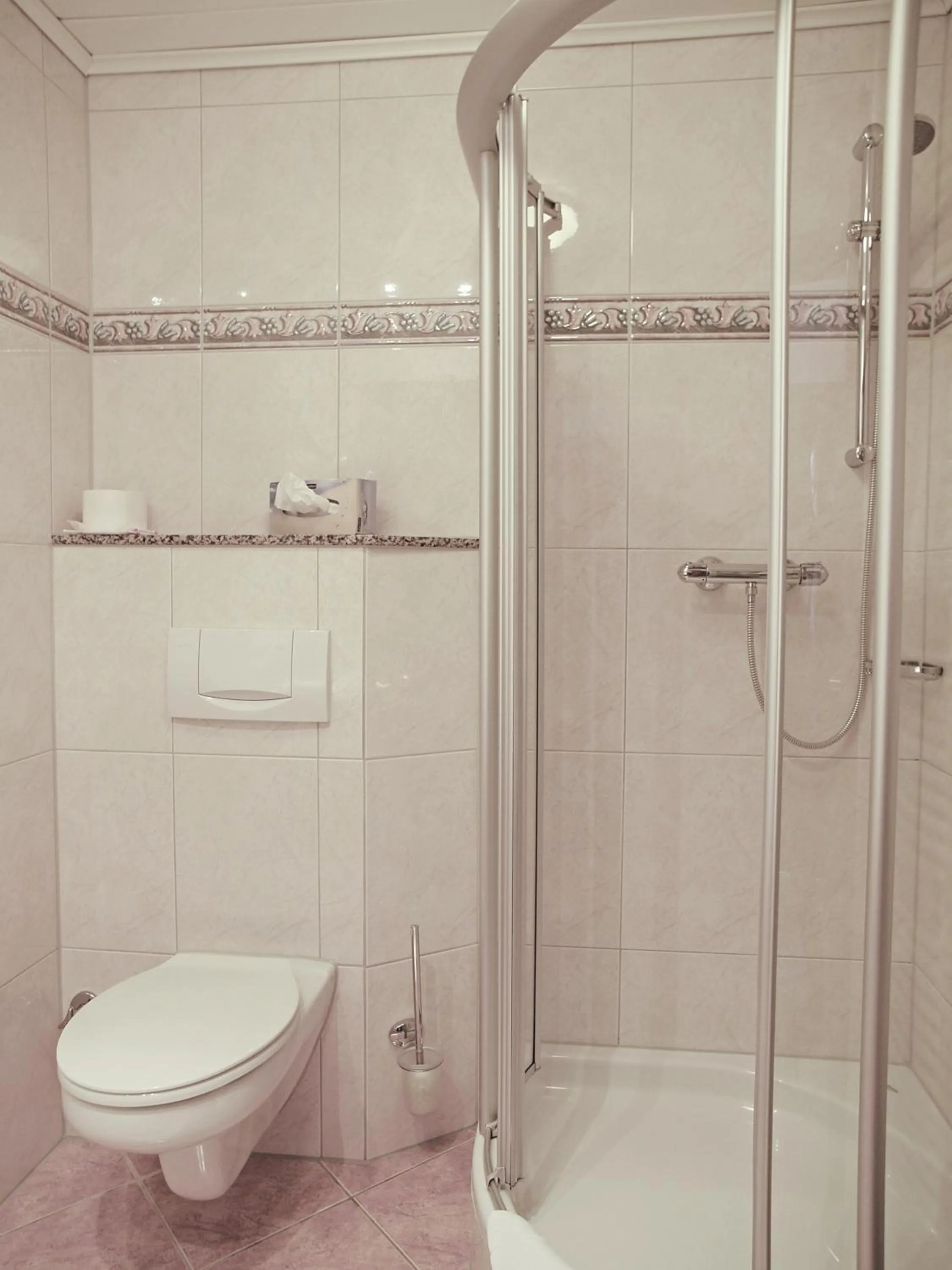 Bathroom in Haus Thorwarth - Hotel garni