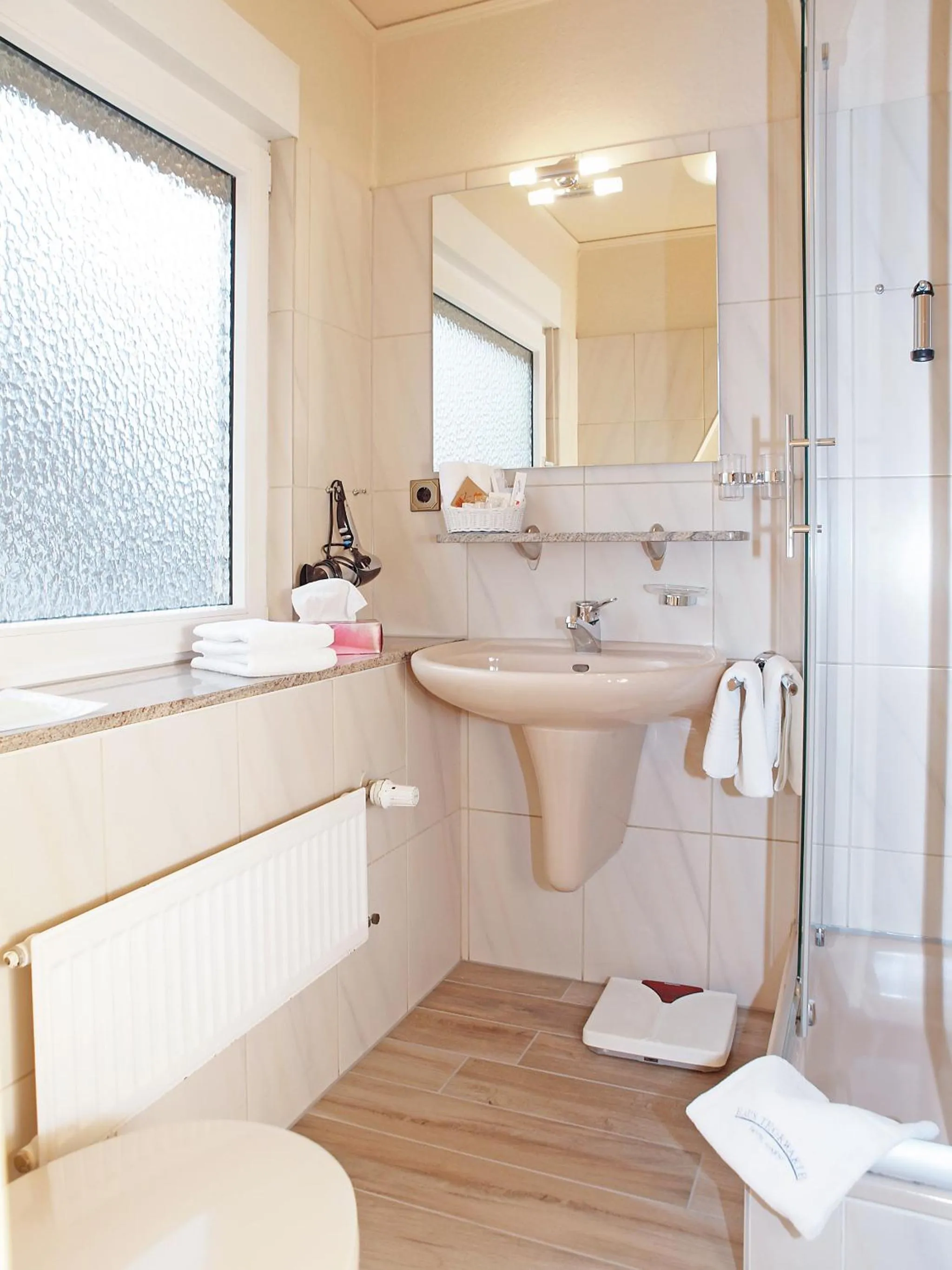 Bathroom in Haus Thorwarth - Hotel garni