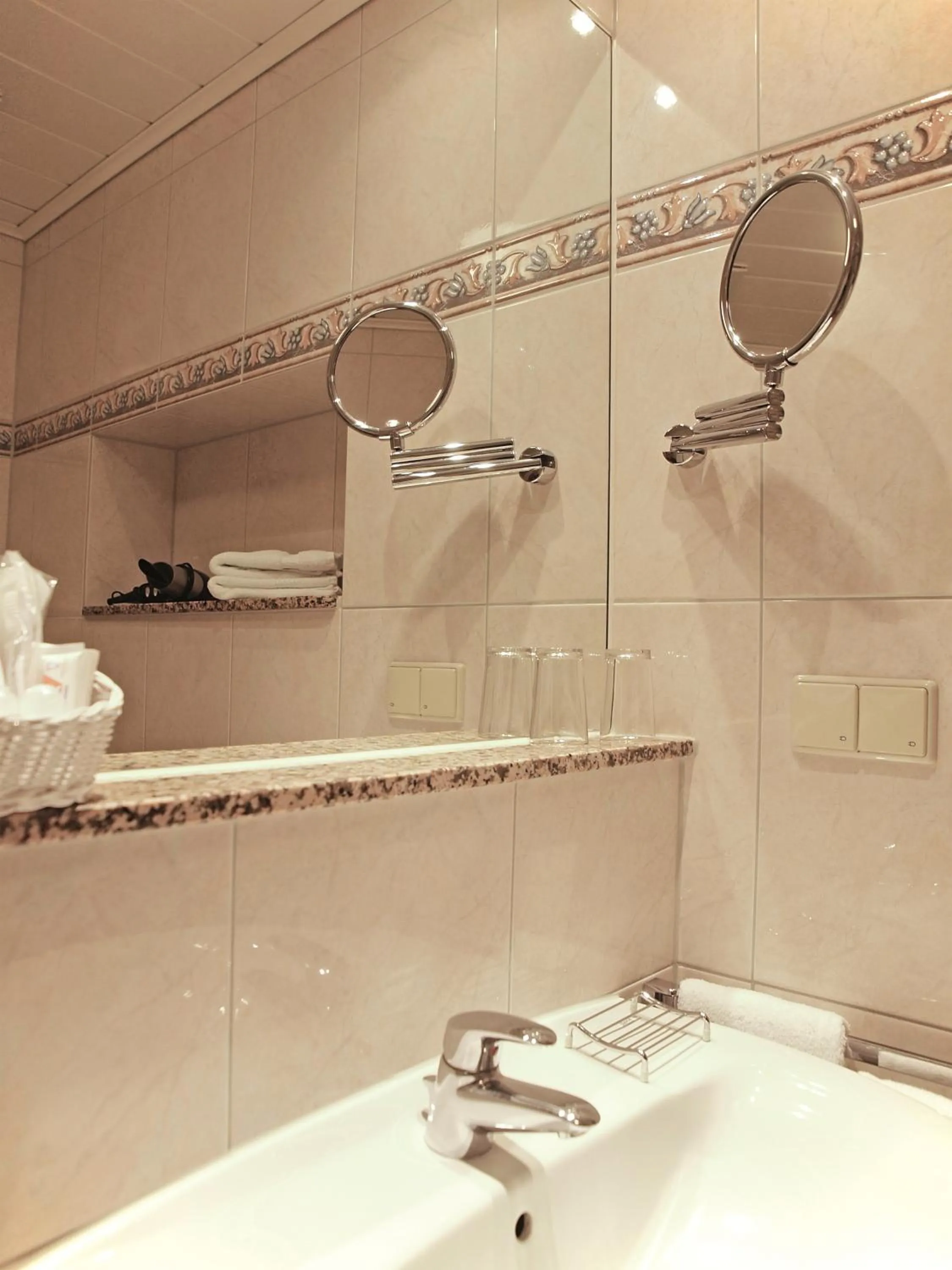 Bathroom in Haus Thorwarth - Hotel garni