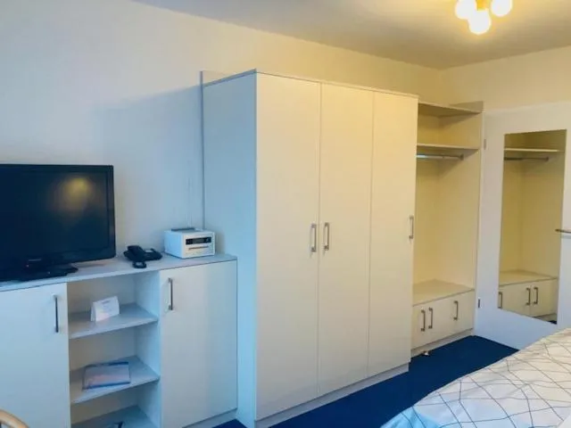 wardrobe, Bed in Haus Thorwarth - Hotel garni