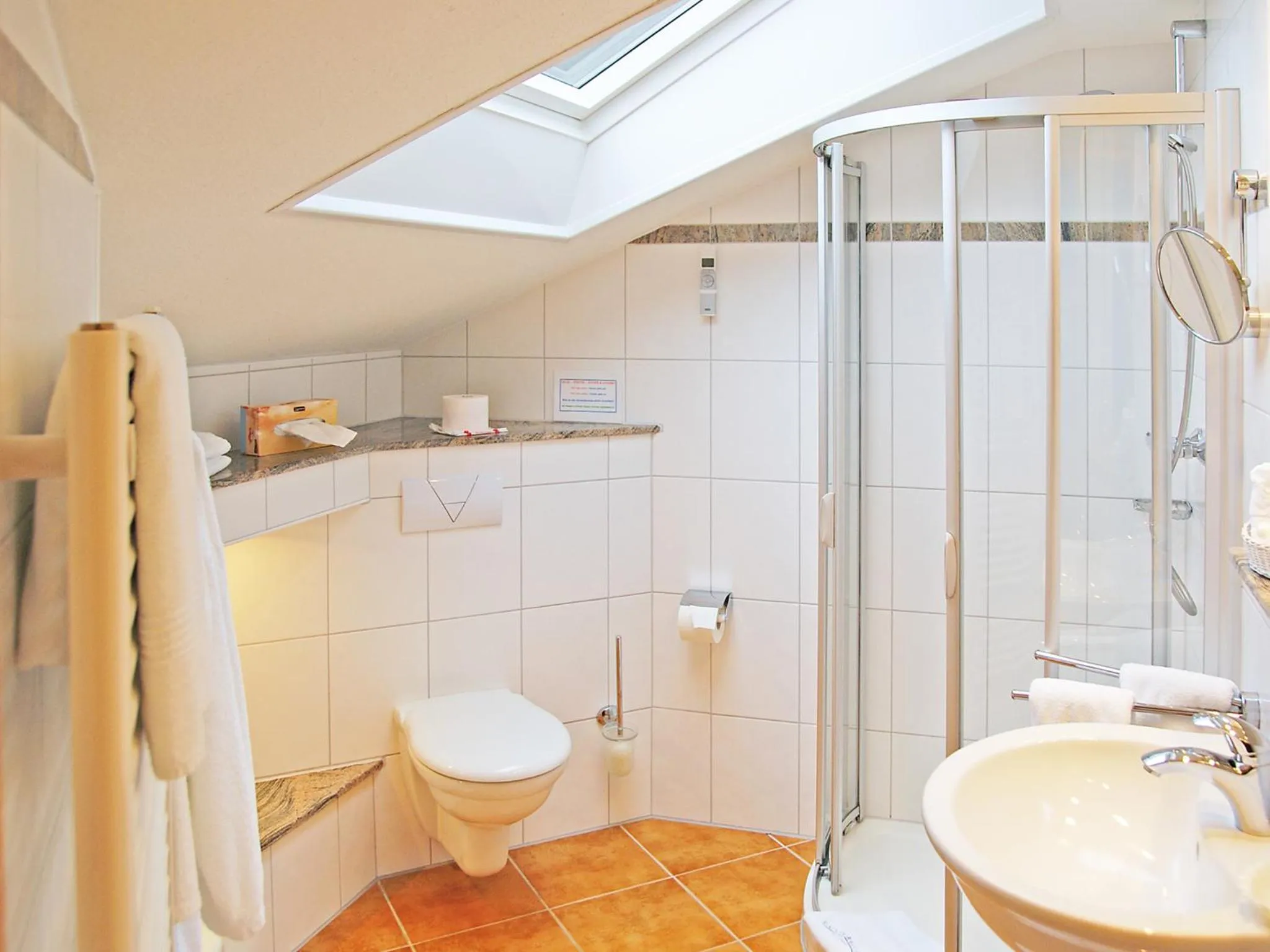 Bathroom in Haus Thorwarth - Hotel garni