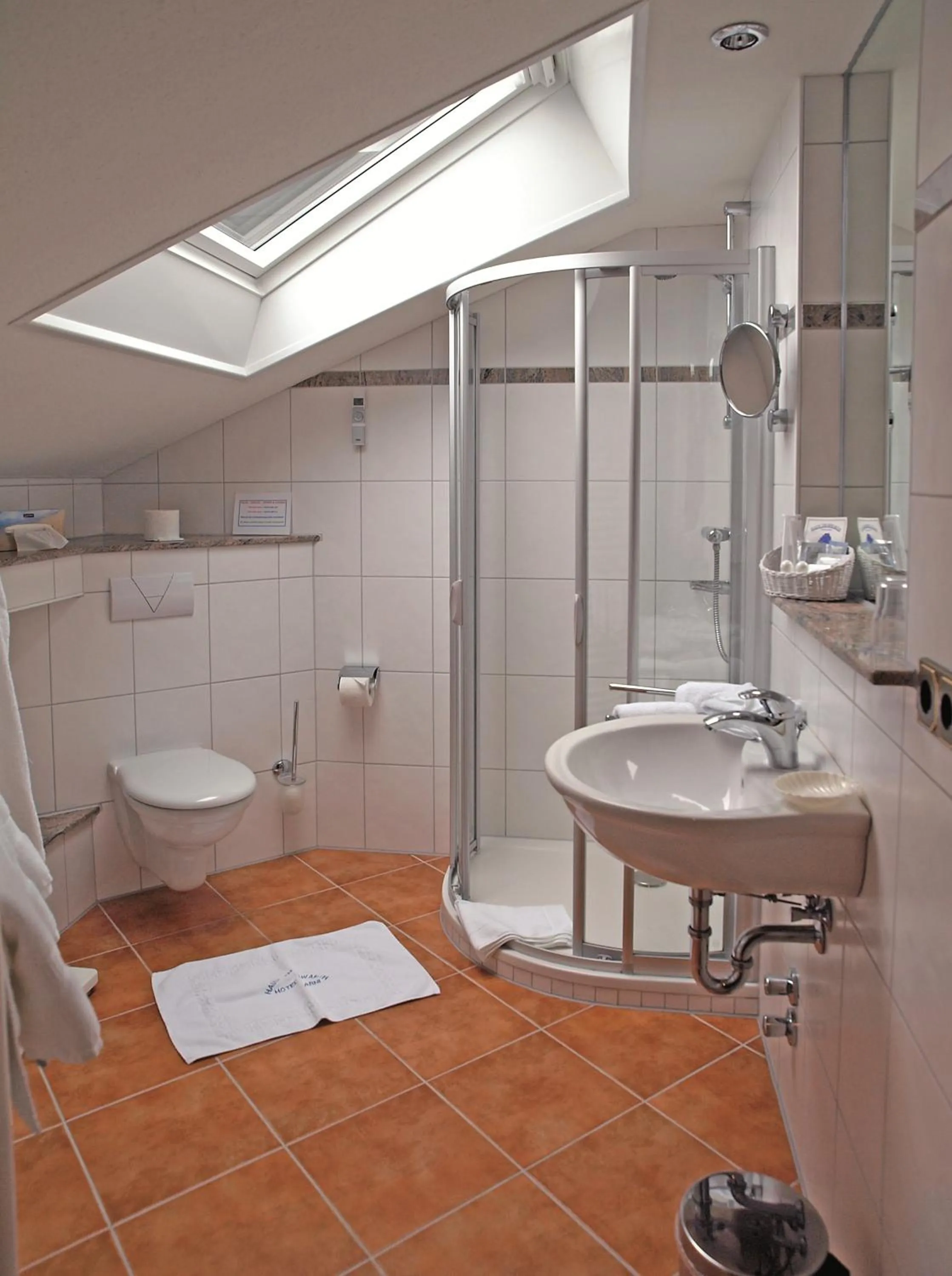 Bathroom in Haus Thorwarth - Hotel garni