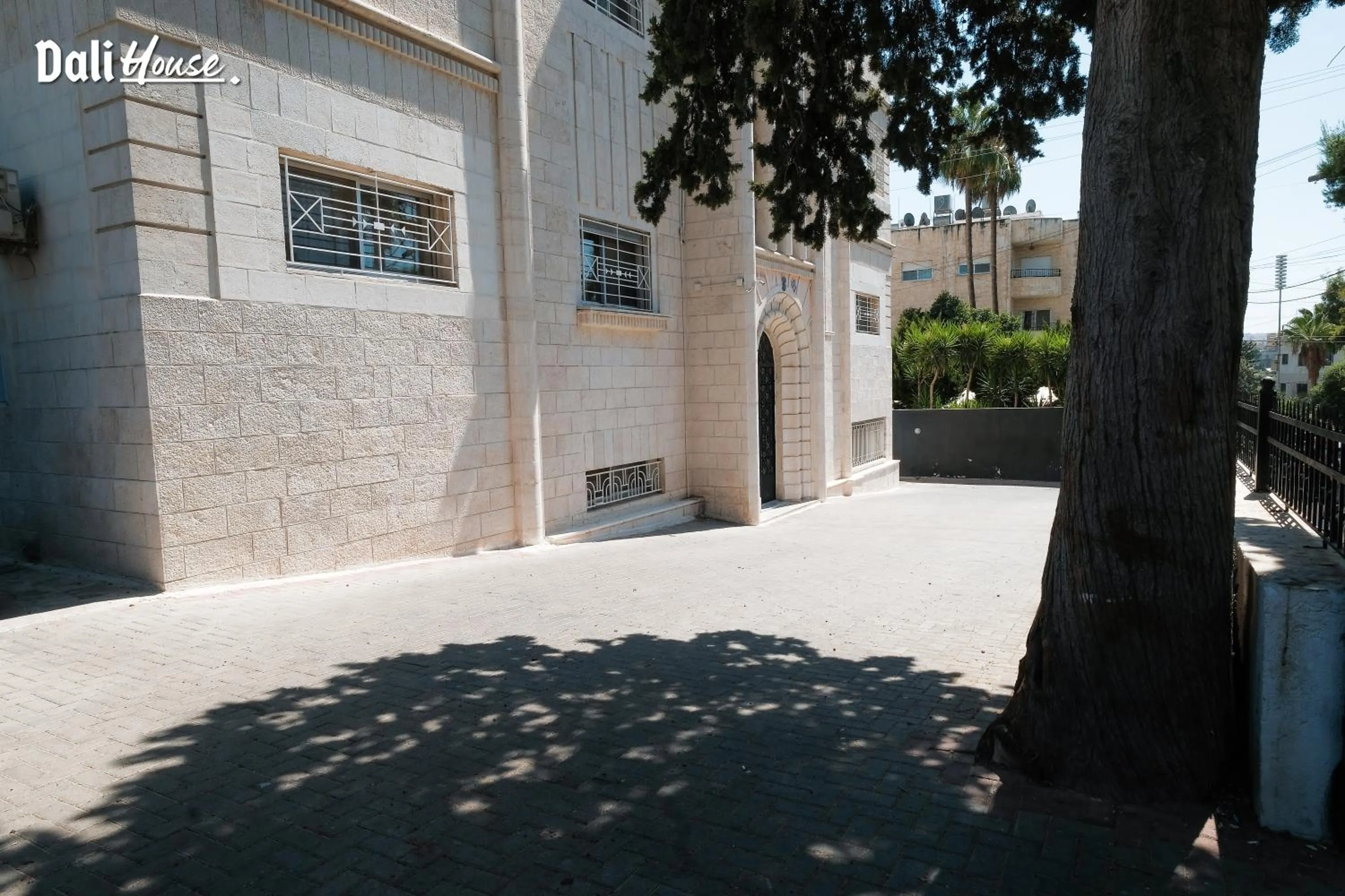 Parking in Dali House