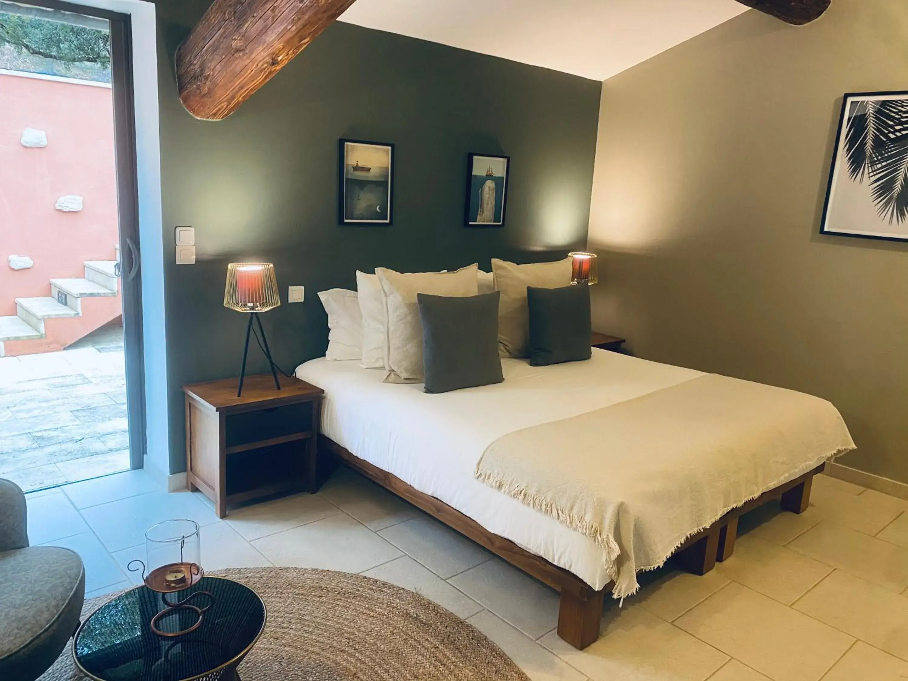 Charm Room with Patio in Le Jas de Joucas Hôtel-Restaurant Charm Room with Patio in Le Jas de Joucas Hôtel-Restaurant