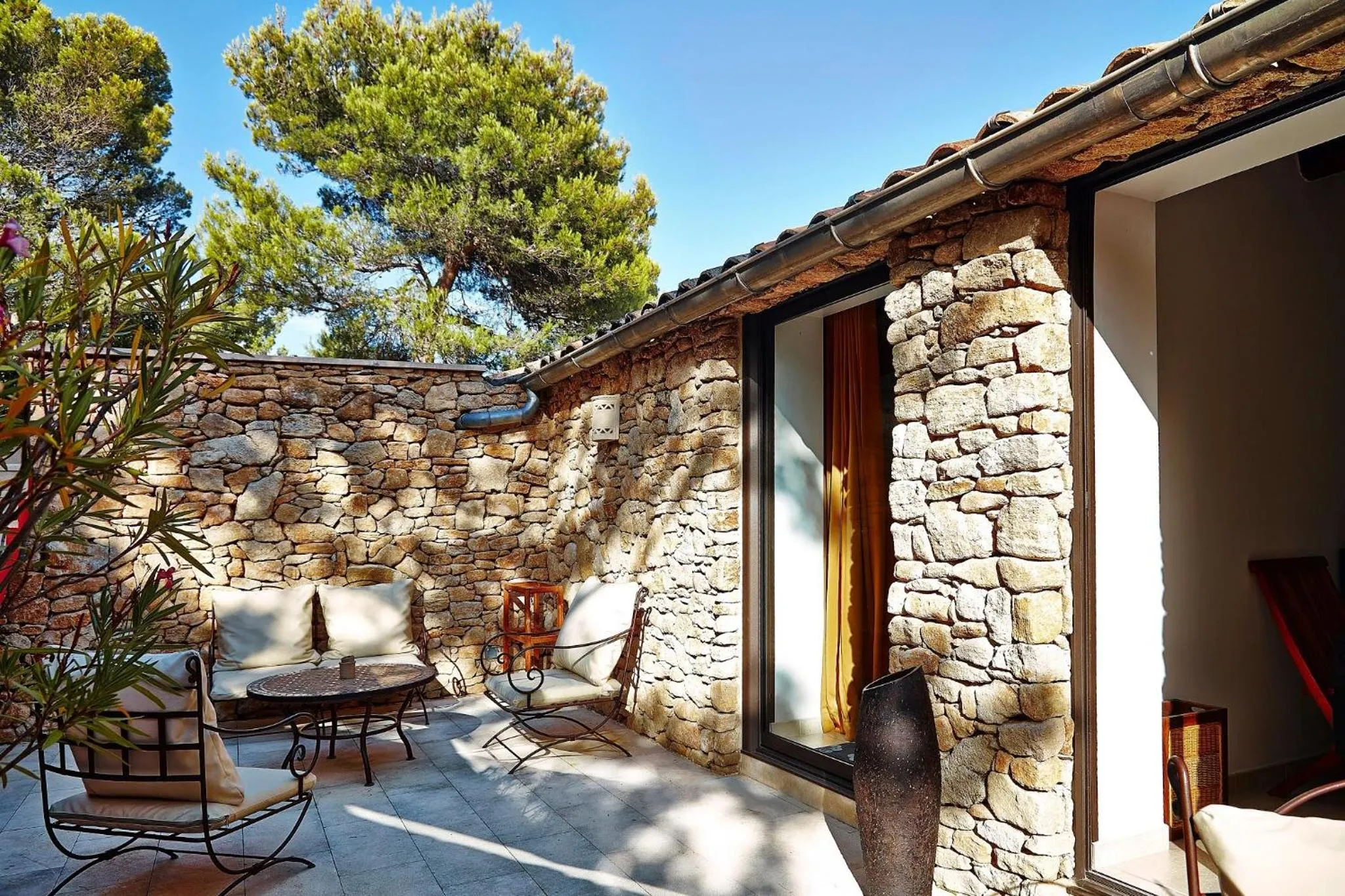 Patio in Le Jas de Joucas Hôtel-Restaurant