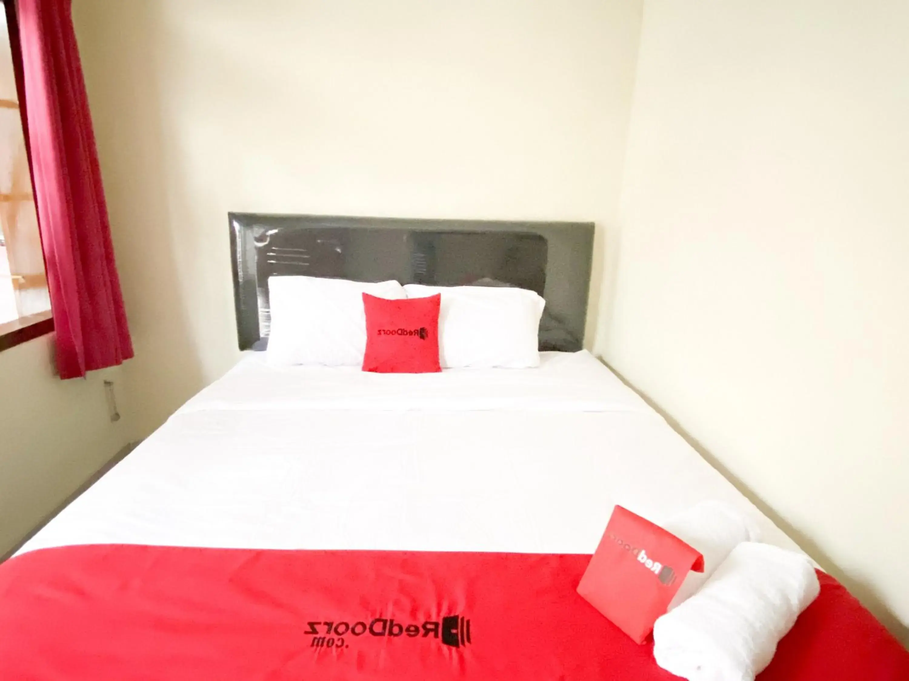 Bed in RedDoorz At Simpang Borobudur Bed in RedDoorz At Simpang Borobudur