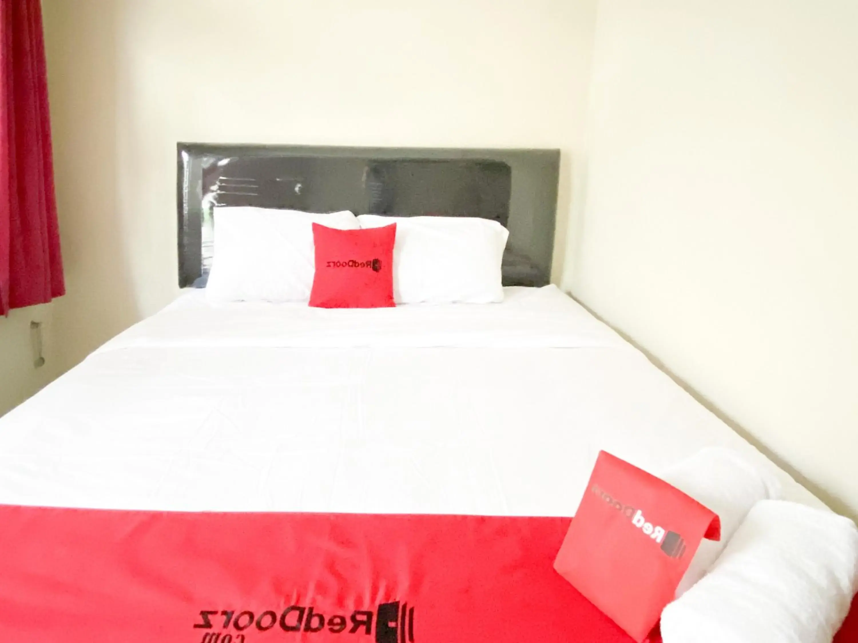 Bed in RedDoorz At Simpang Borobudur Bed in RedDoorz At Simpang Borobudur