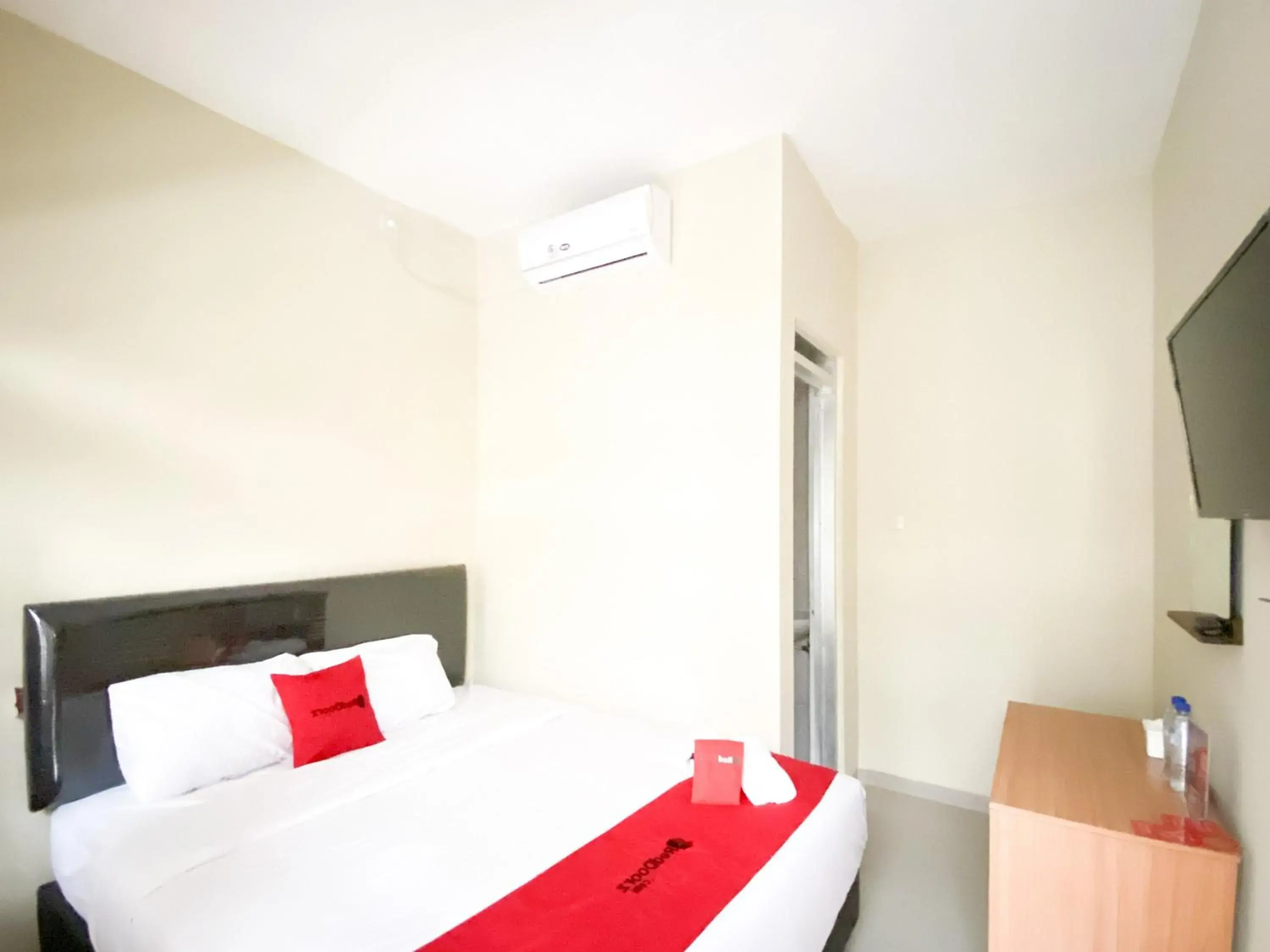 Bed in RedDoorz At Simpang Borobudur Bed in RedDoorz At Simpang Borobudur