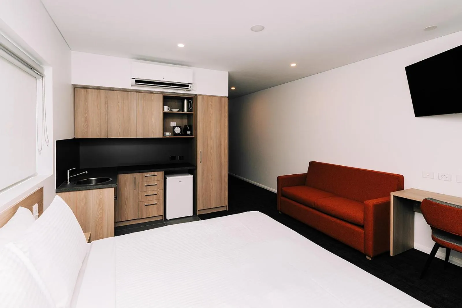 Photo of the whole room, Bed in Toms Court Hotel