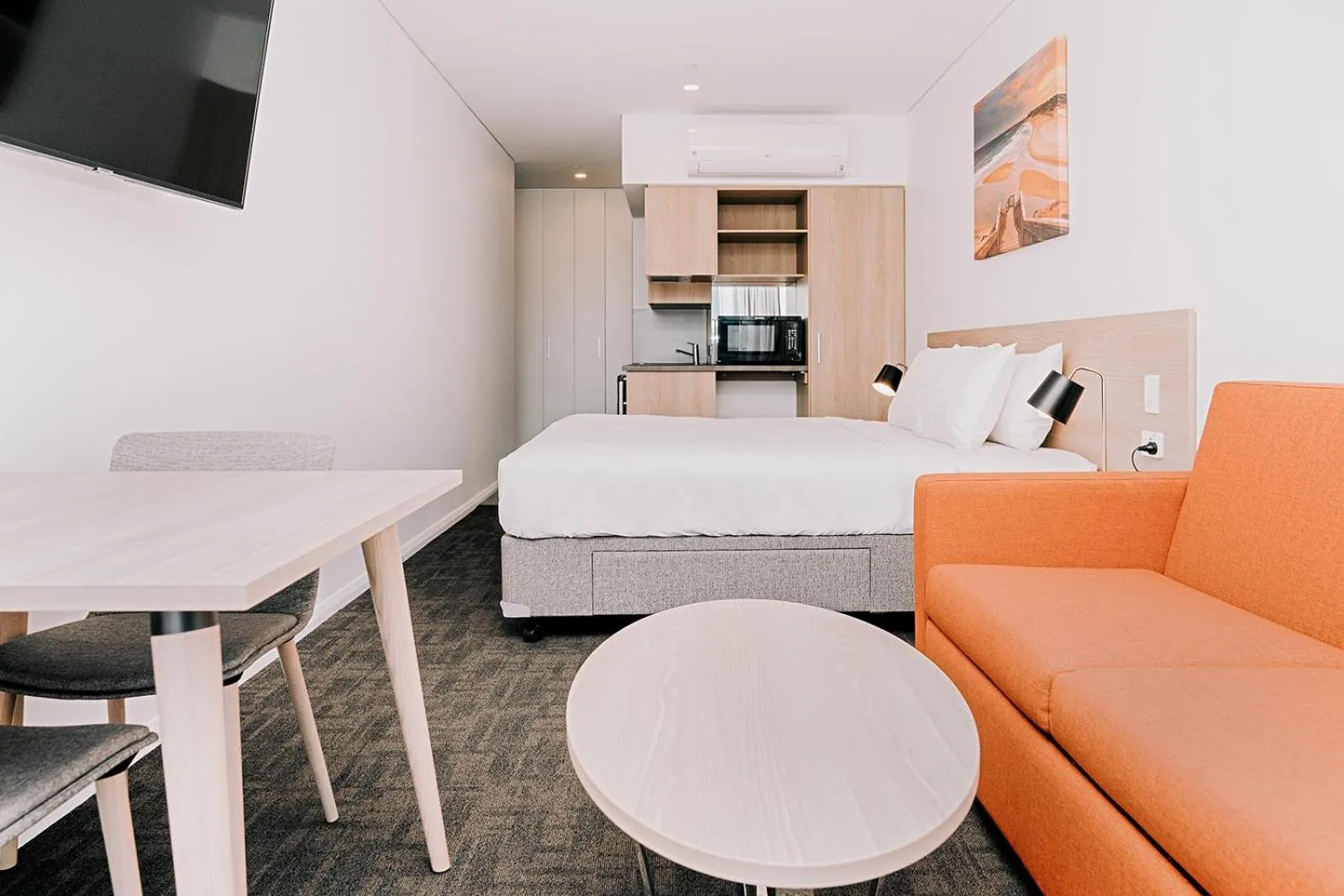 Photo of the whole room, Bed in Toms Court Hotel