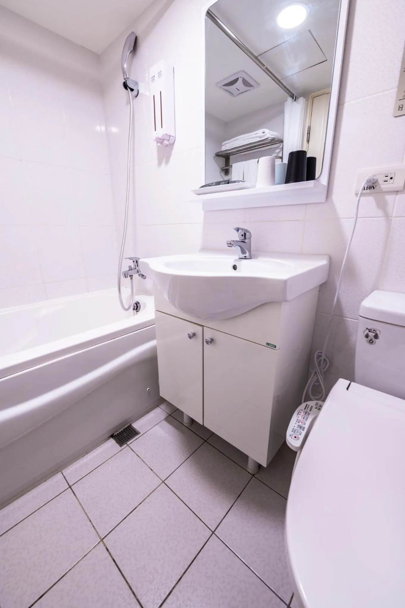 Shower in Hub Hotel - Songshan Airport Branch