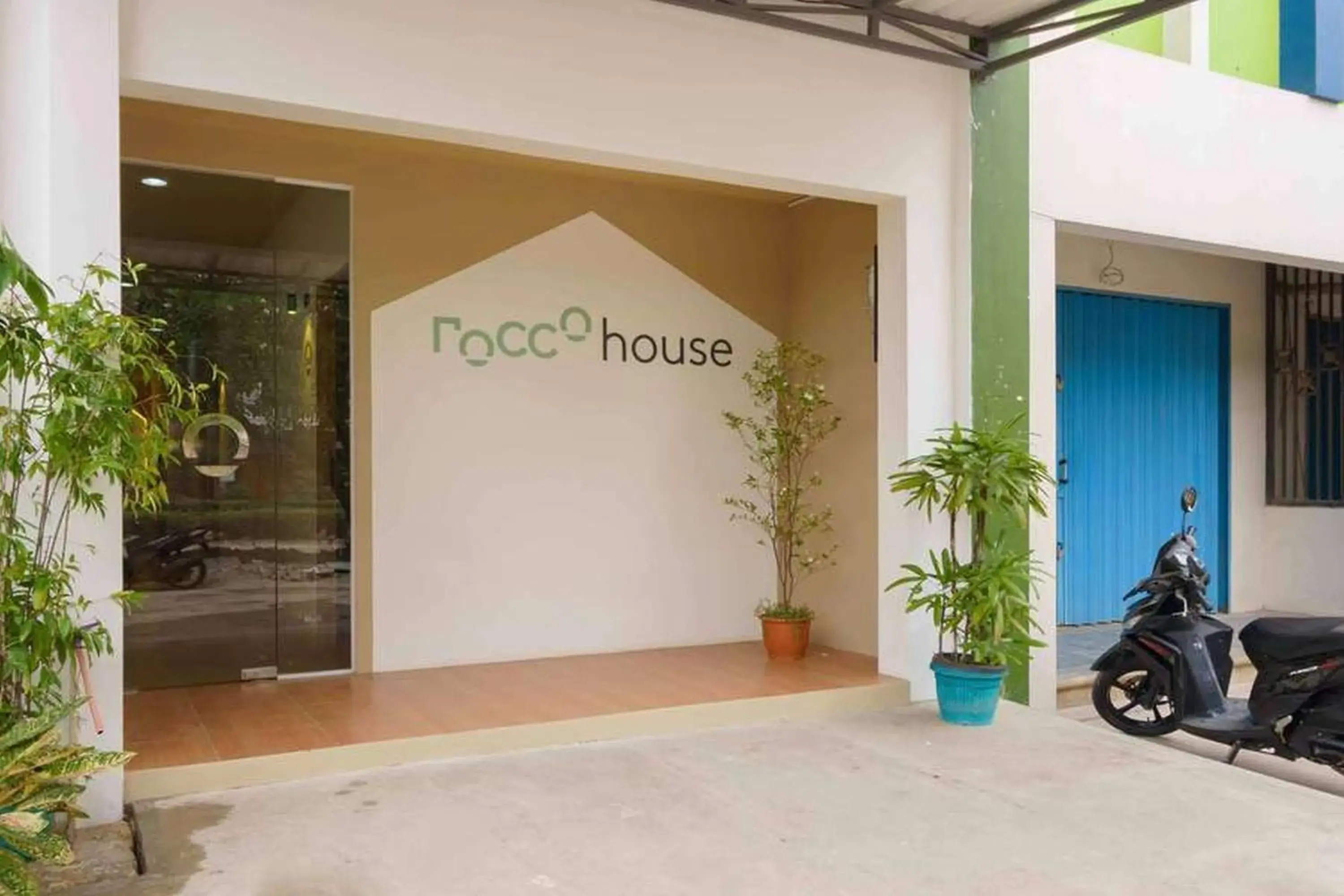 Facade/entrance in RedDoorz @ Taman Royal Tangerang Facade/entrance in RedDoorz @ Taman Royal Tangerang