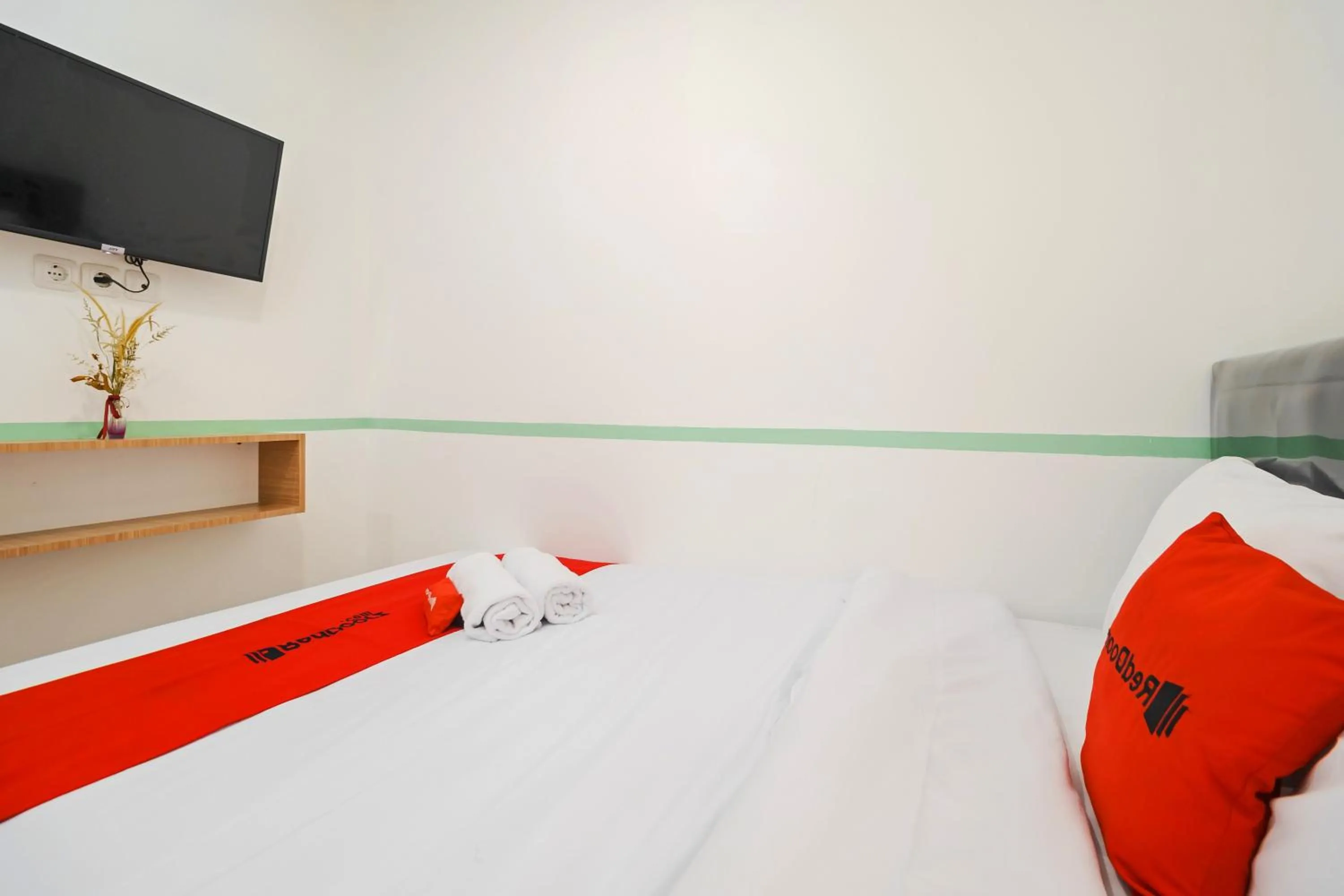 Bedroom, Bed in RedDoorz @ Taman Royal Tangerang