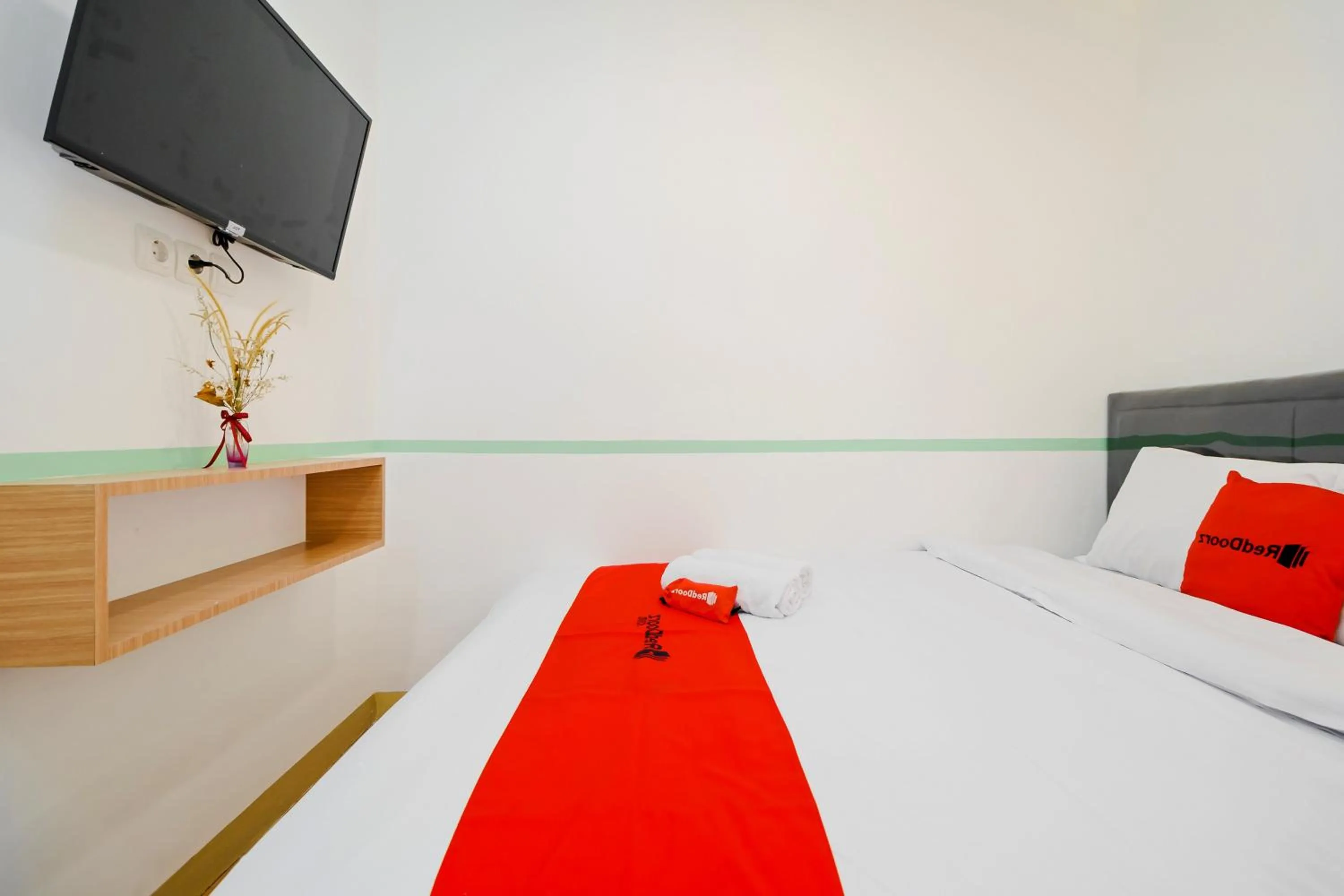 Bed in RedDoorz @ Taman Royal Tangerang