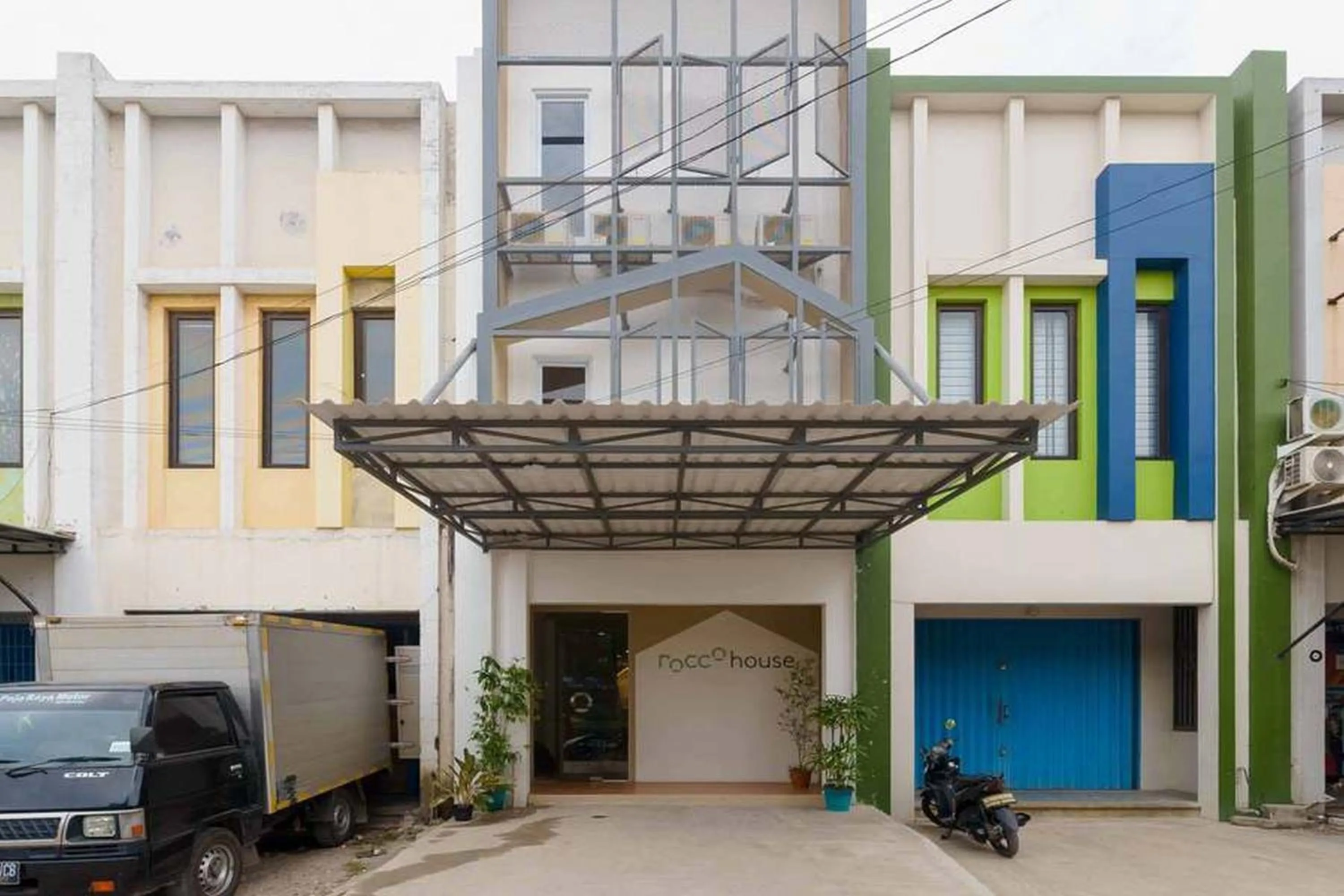 Facade/entrance in RedDoorz @ Taman Royal Tangerang