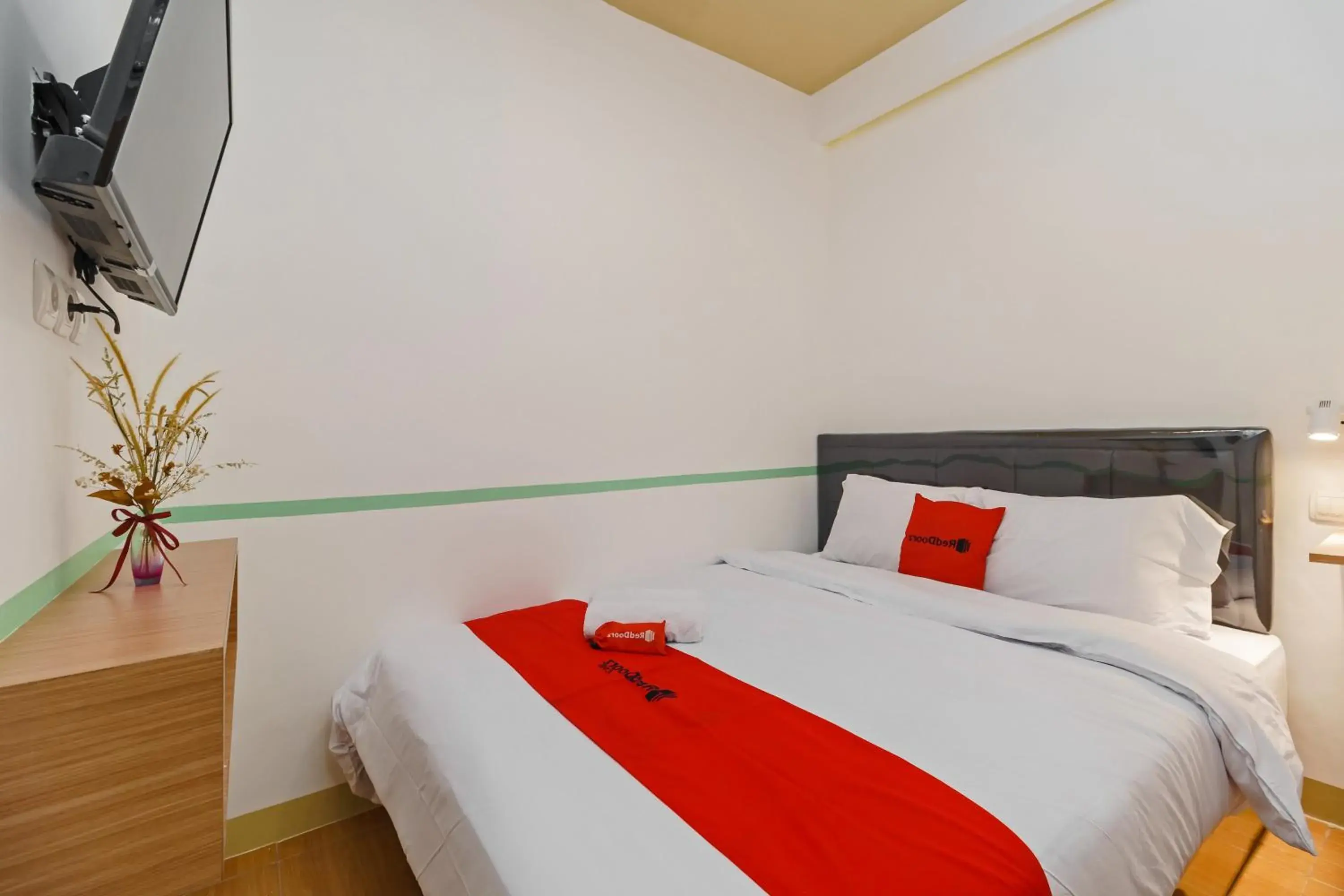 Bed in RedDoorz @ Taman Royal Tangerang Bed in RedDoorz @ Taman Royal Tangerang