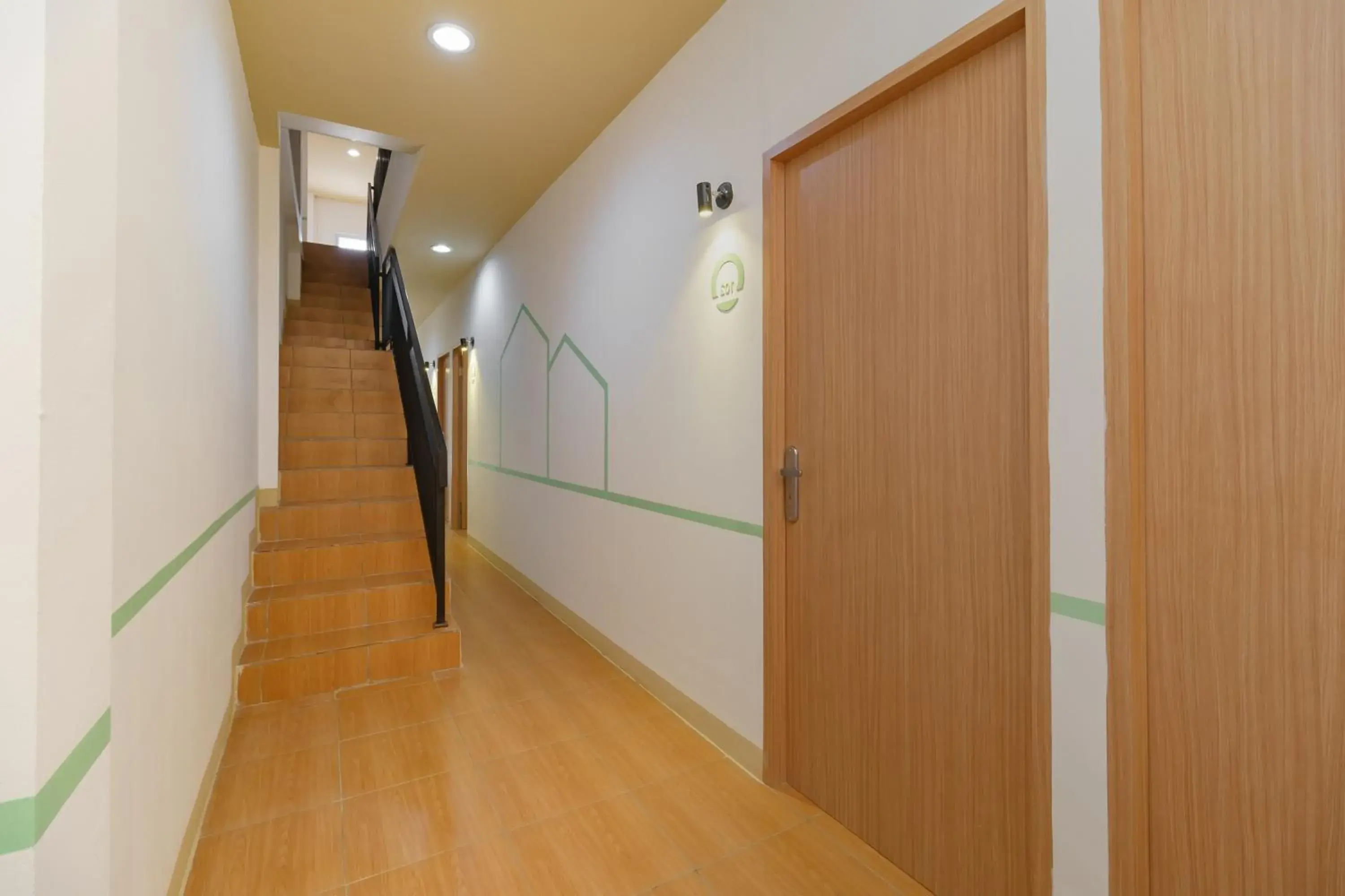 Facade/entrance in RedDoorz @ Taman Royal Tangerang Facade/entrance in RedDoorz @ Taman Royal Tangerang