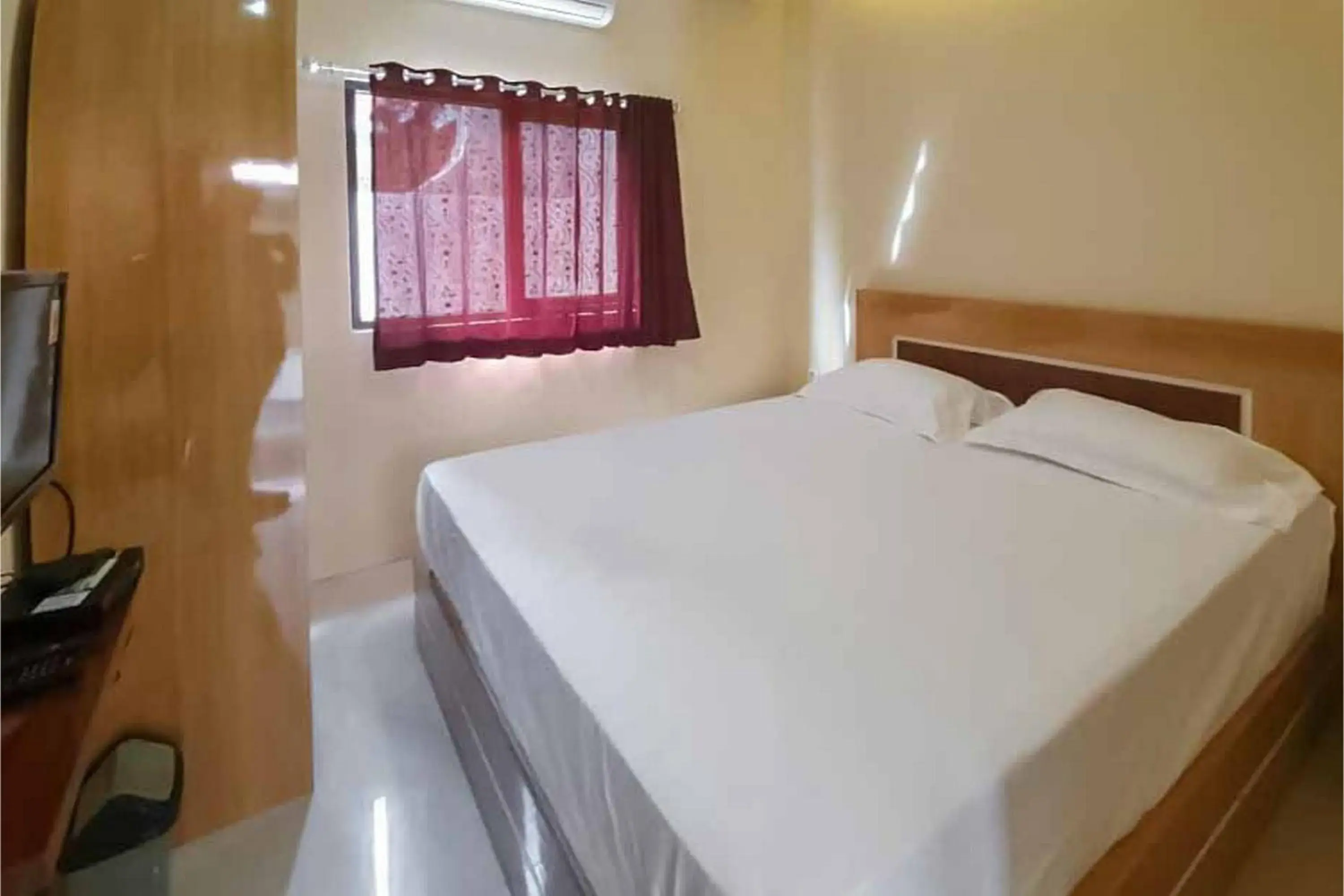 Bed in Jatiwangi Syariah Guest House Mitra RedDoorz Bed in Jatiwangi Syariah Guest House Mitra RedDoorz