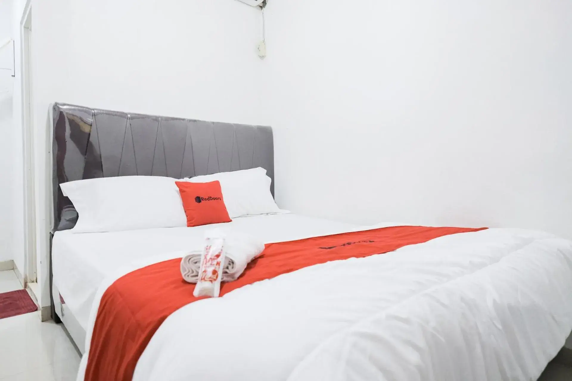 Bedroom, Bed in RedDoorz near Jalan Perintis Kemerdekaan Lampung Bedroom, Bed in RedDoorz near Jalan Perintis Kemerdekaan Lampung