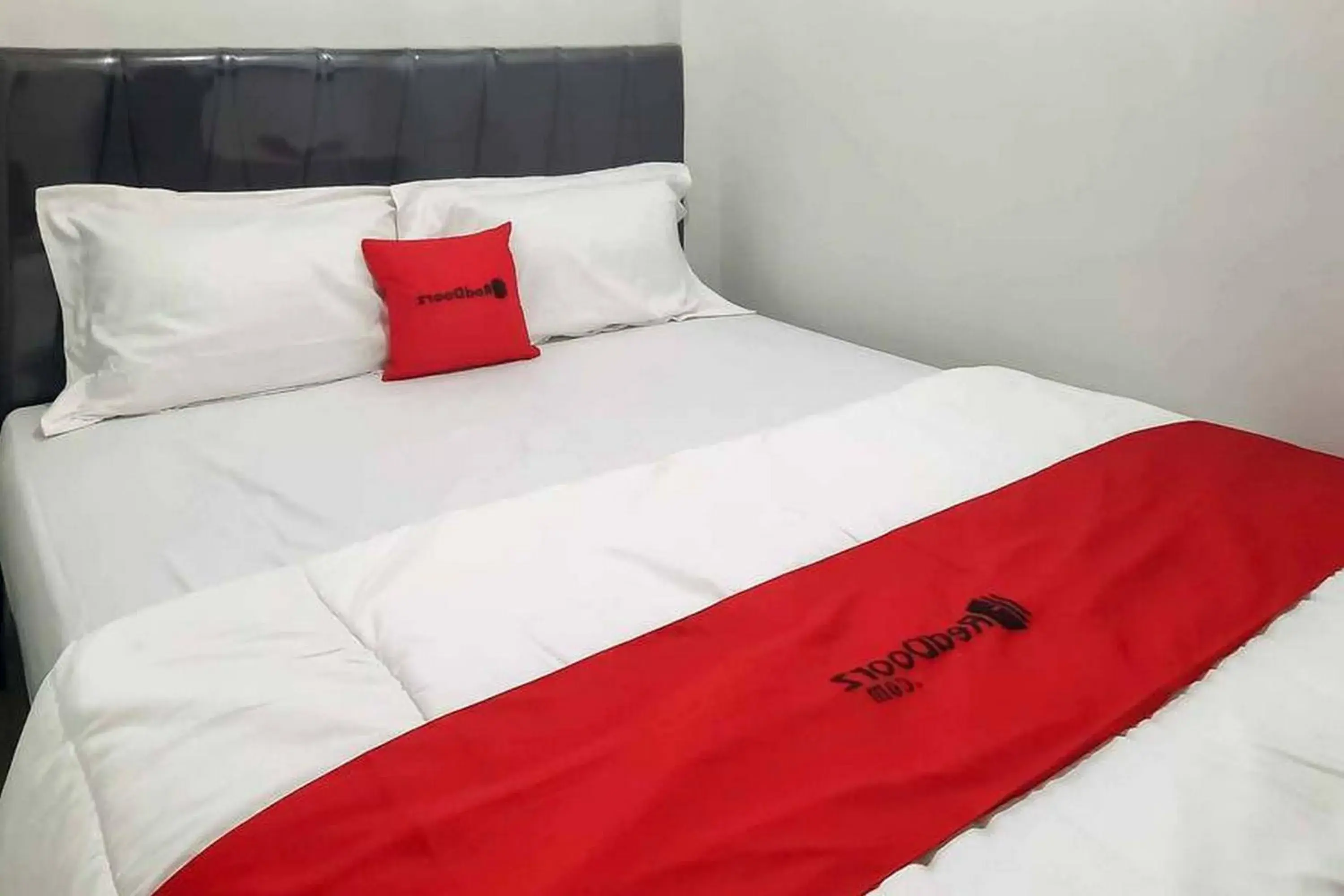 Bedroom, Bed in RedDoorz near Jalan Perintis Kemerdekaan Lampung Bedroom, Bed in RedDoorz near Jalan Perintis Kemerdekaan Lampung